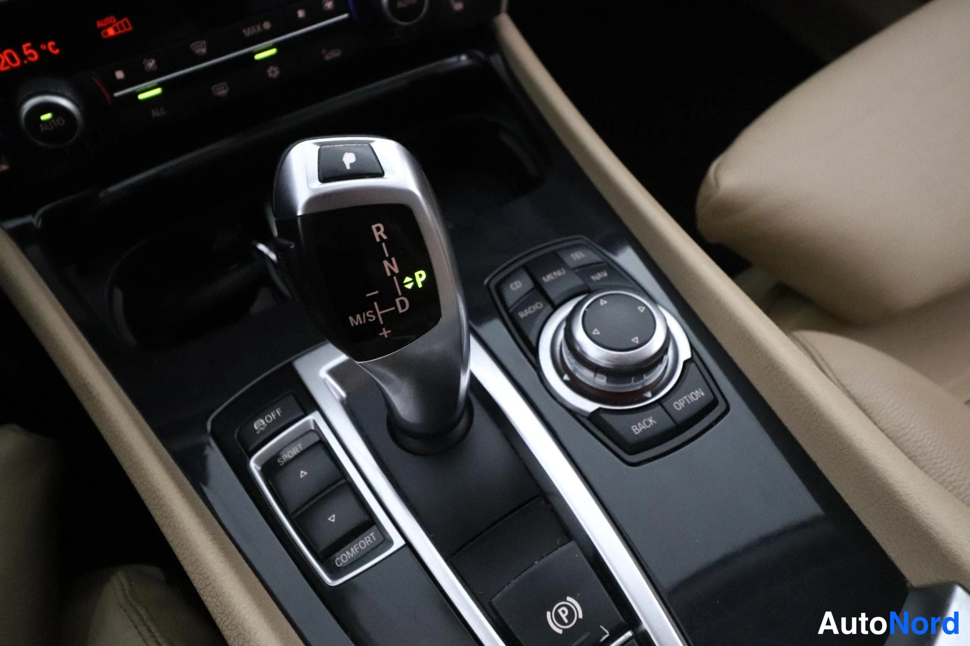 Musta BMW 530d 2010, yksityiskohta, kuva 25