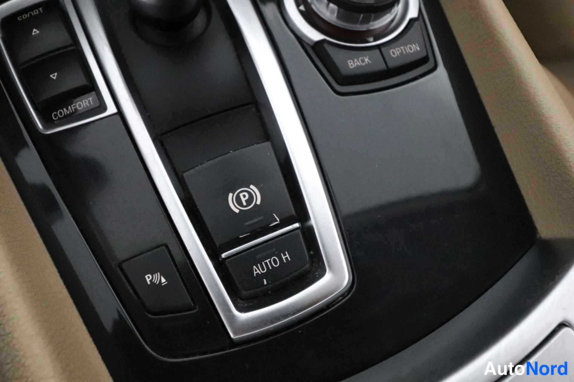 Musta BMW 530d 2010, yksityiskohta, kuva 28
