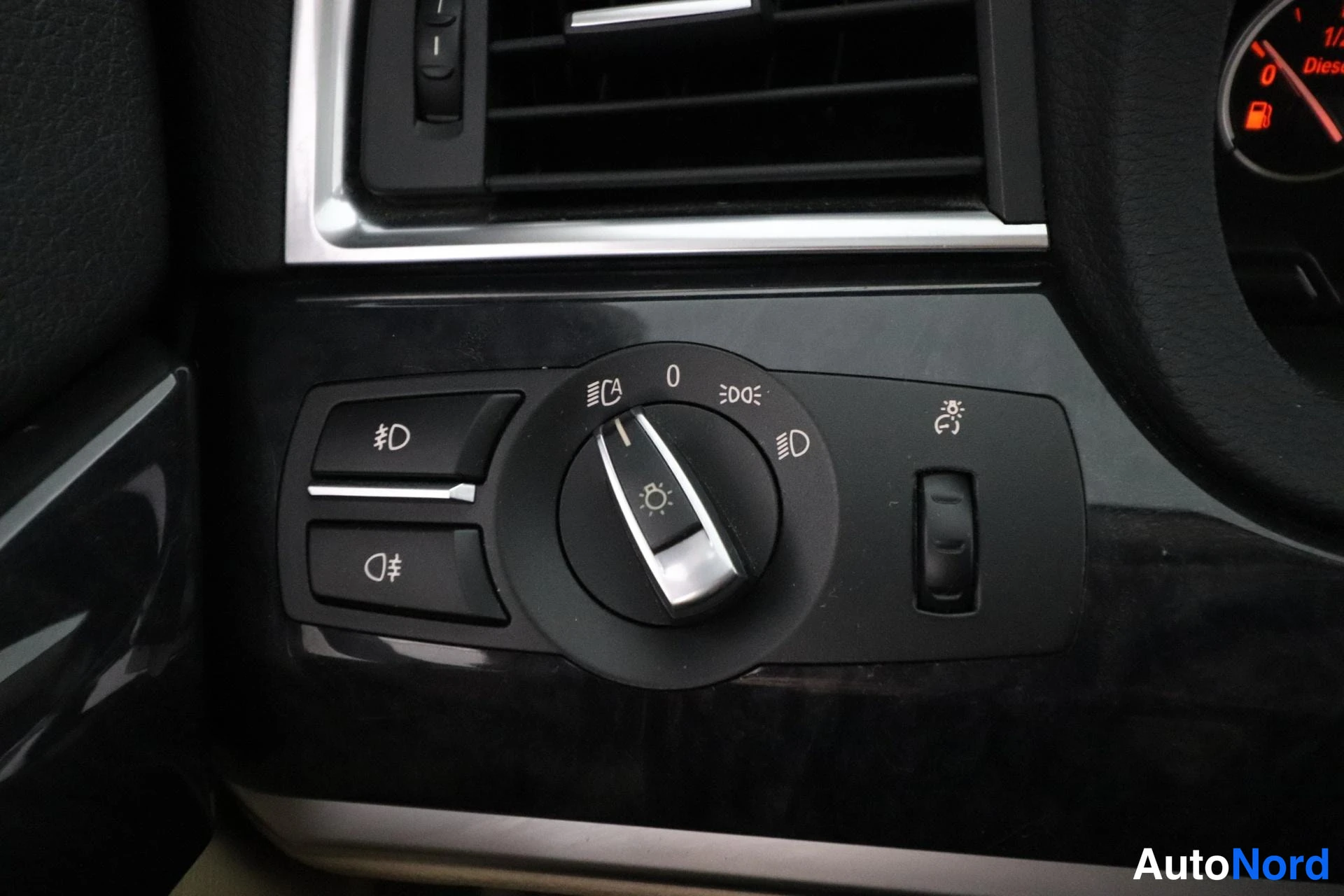 Musta BMW 530d 2010, yksityiskohta, kuva 29
