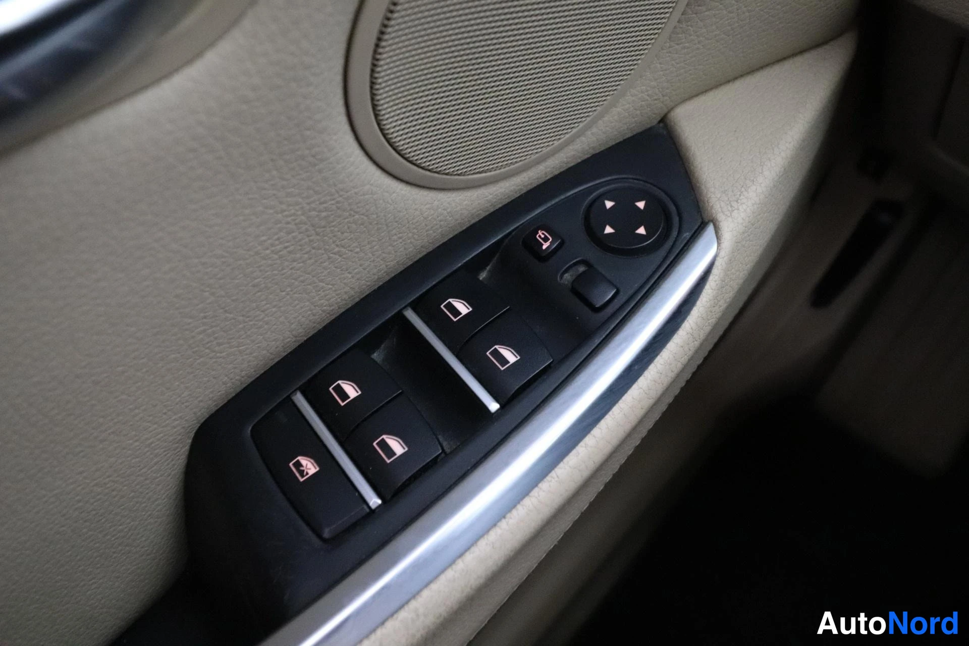 Musta BMW 530d 2010, yksityiskohta, kuva 30
