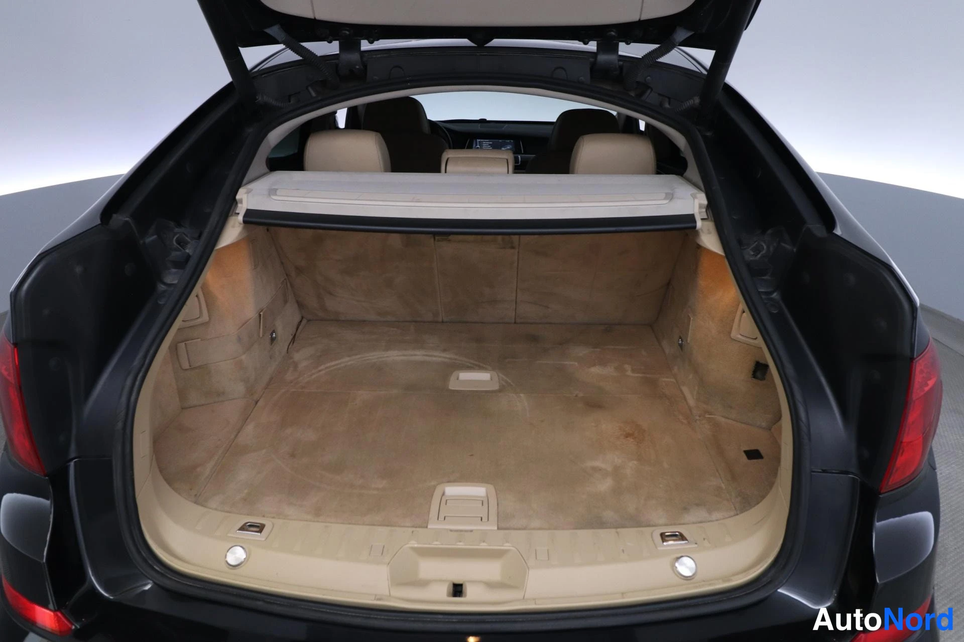 Musta BMW 530d 2010, tavaratila, kuva 13