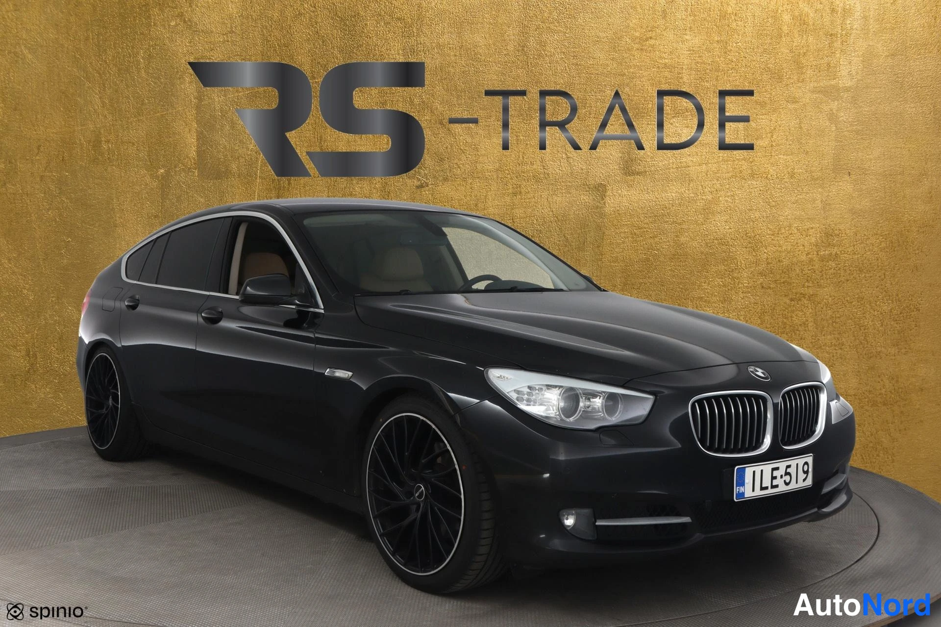 Musta BMW 530d 2010, etuviisto, keula oikealle, kuva 3