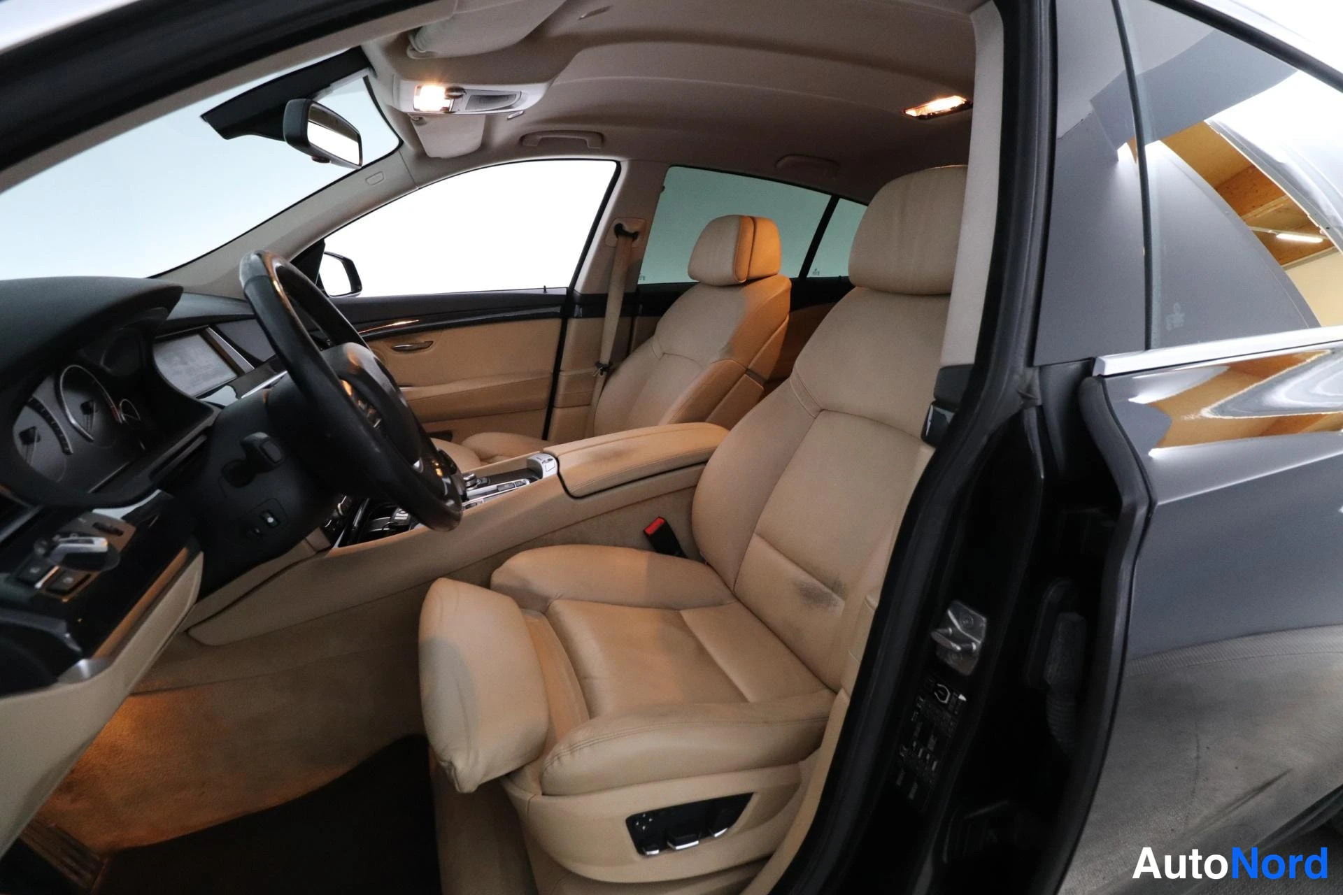 Musta BMW 530d 2010, etuistuimet, kuva 10