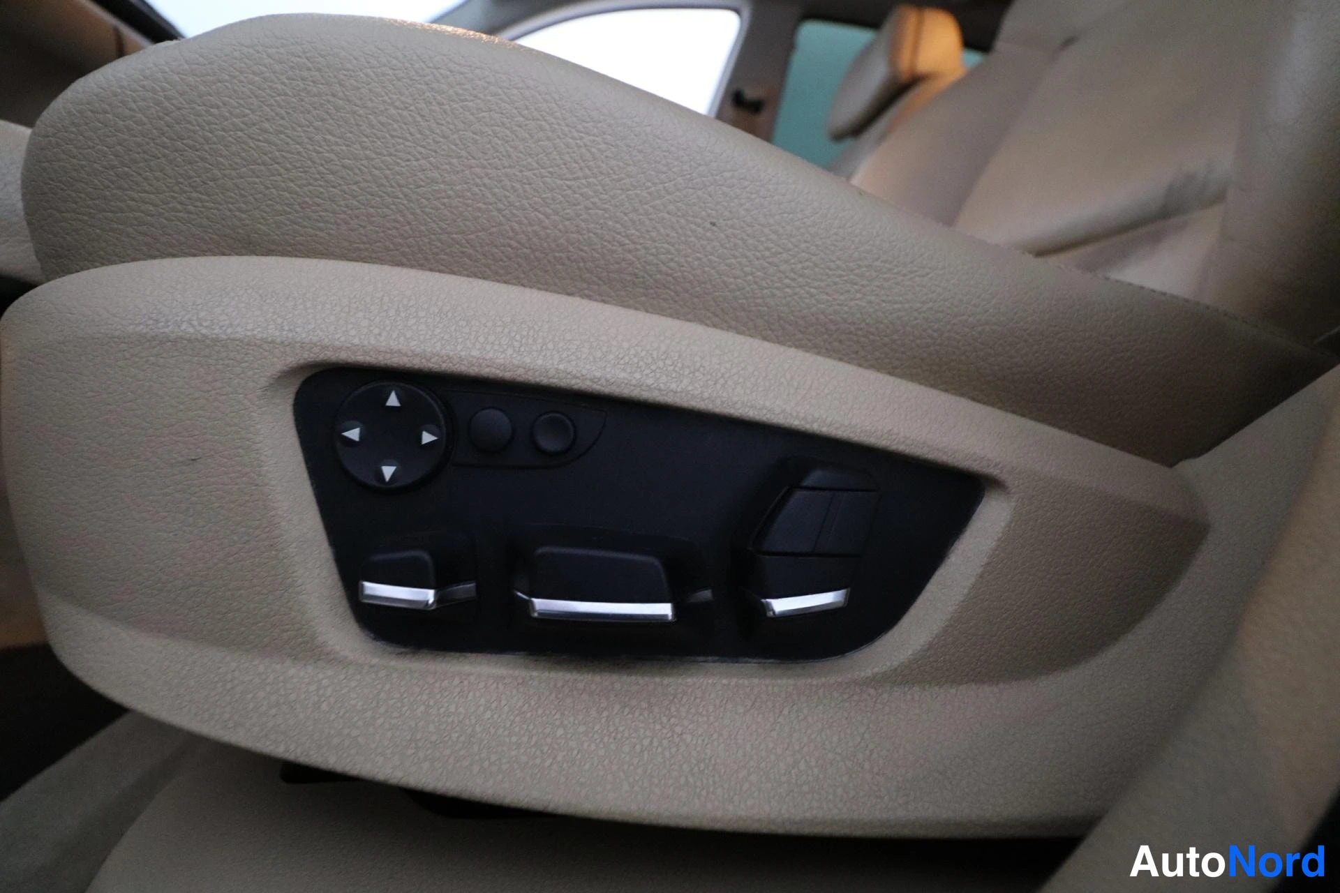 Musta BMW 530d 2010, yksityiskohta, kuva 14