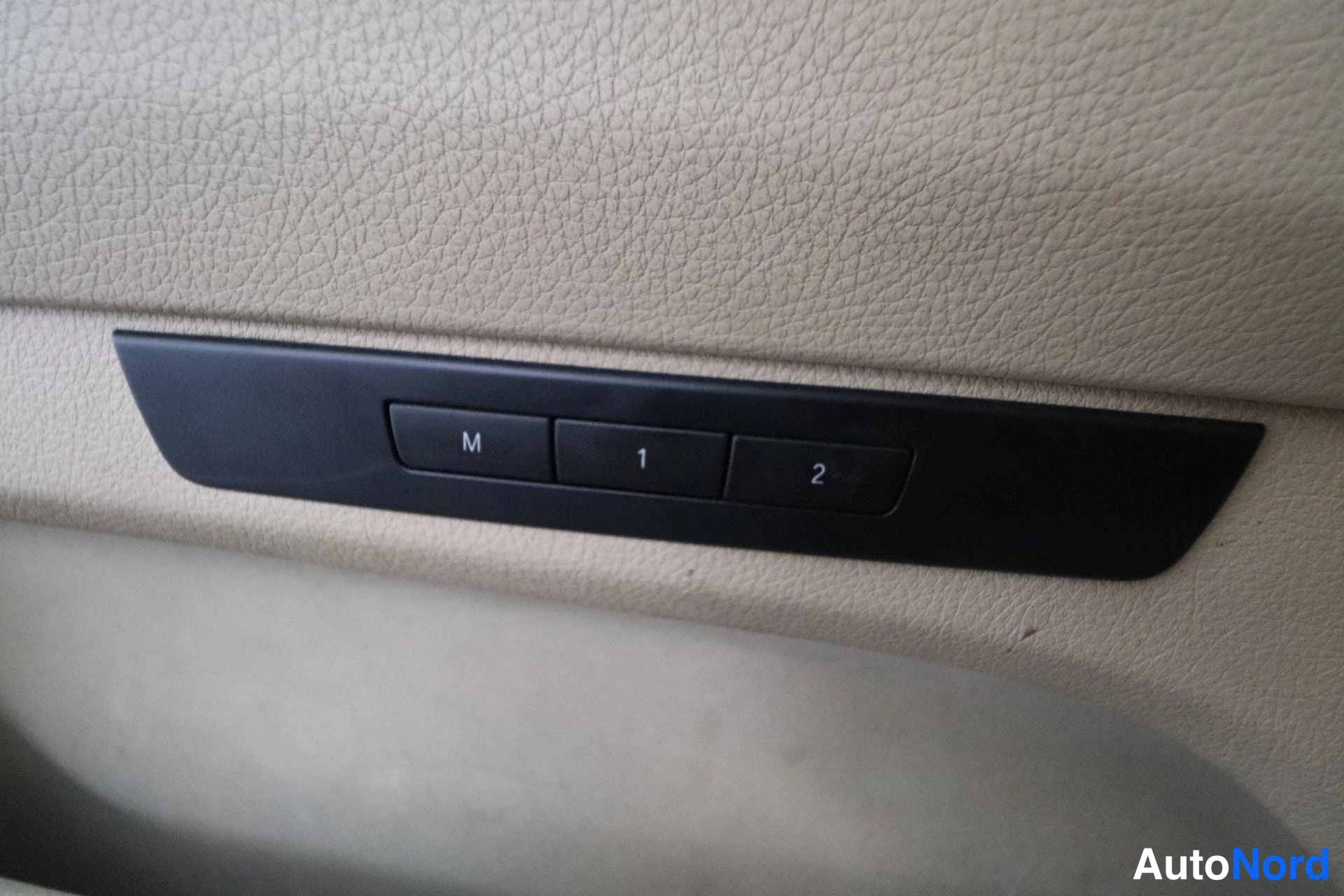 Musta BMW 530d 2010, yksityiskohta, kuva 15