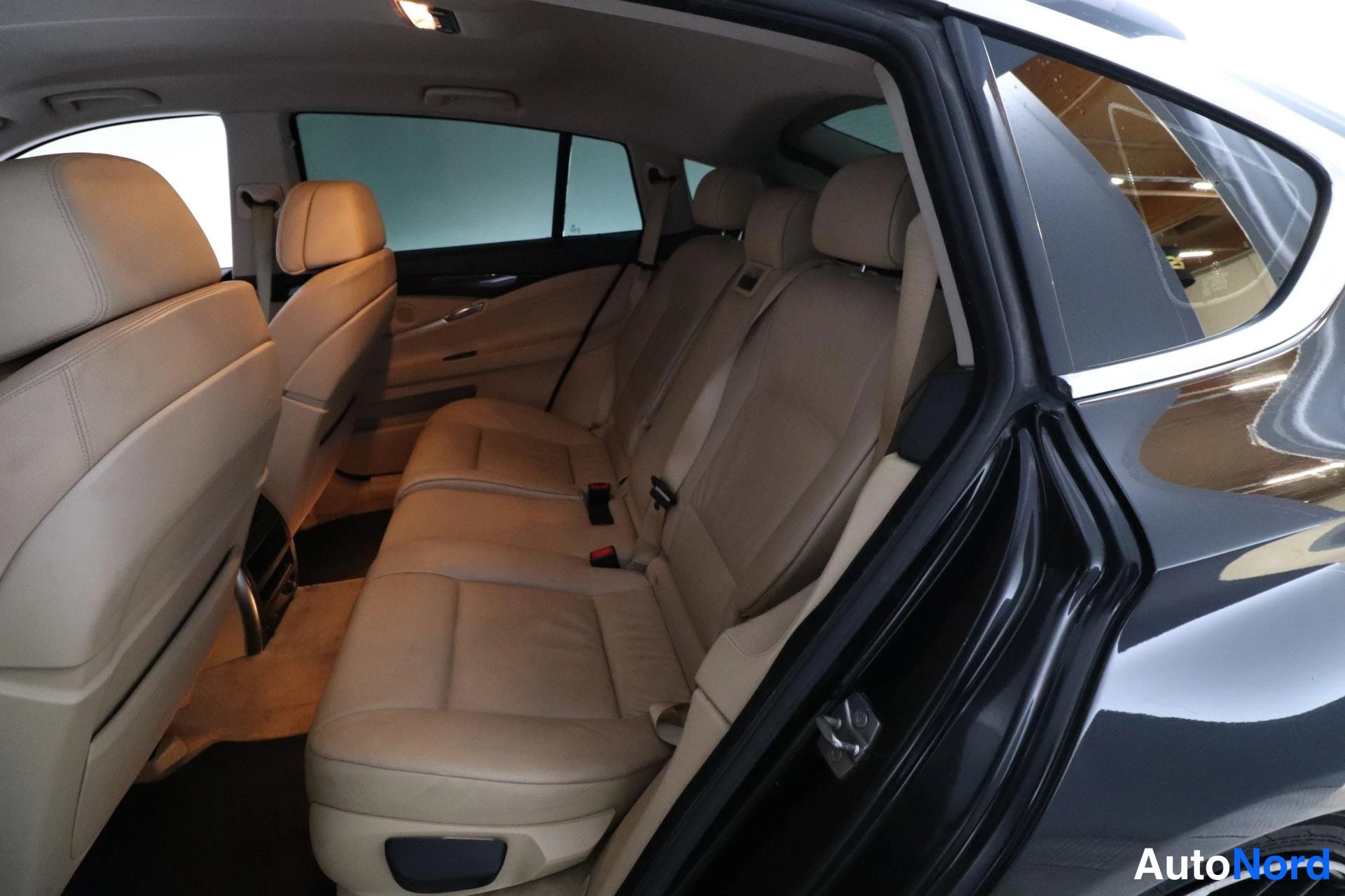 Musta BMW 530d 2010, takaistuimet, kuva 12