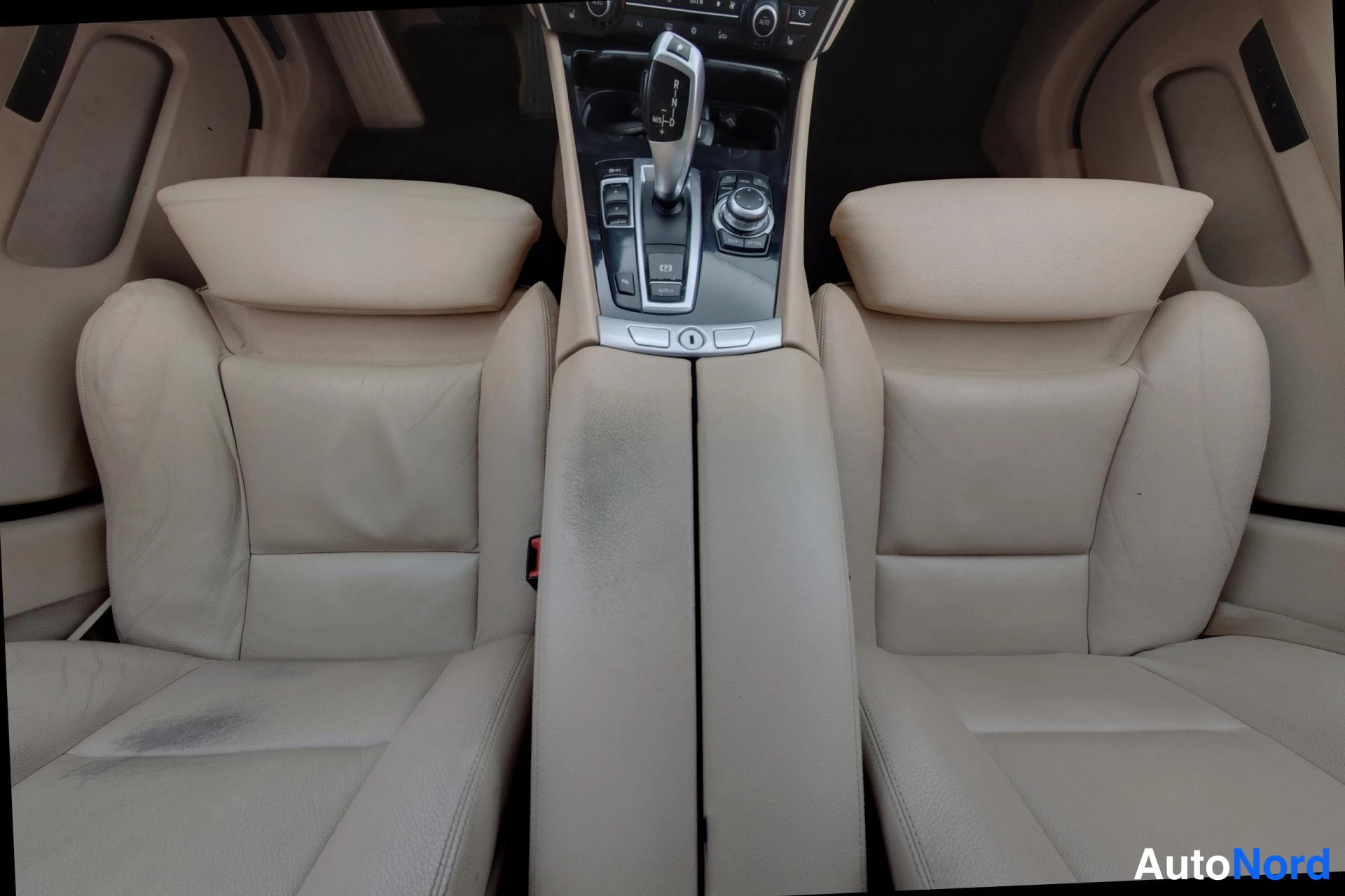 Musta BMW 530d 2010, etuistuimet, kuva 11