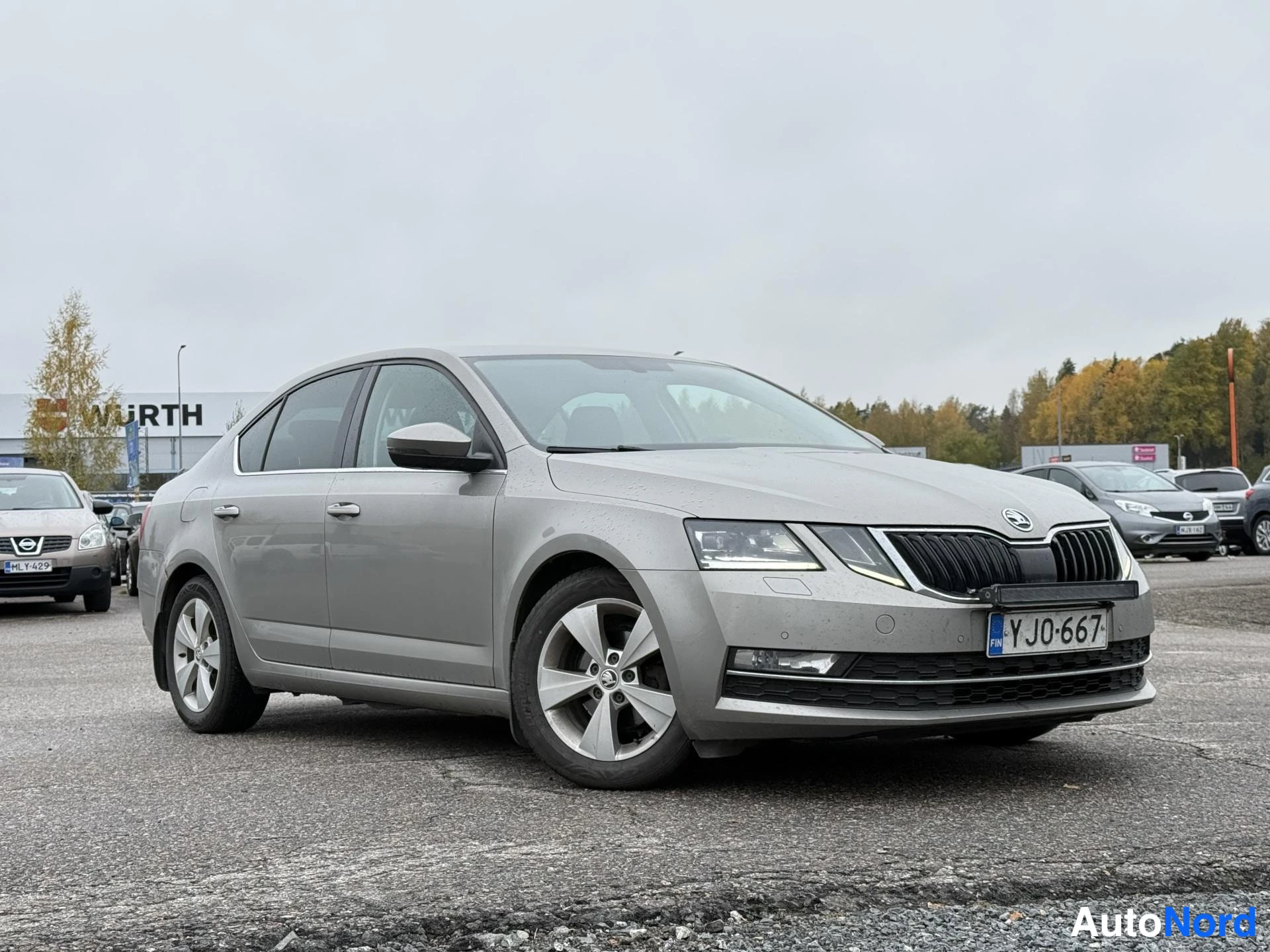 Beige Skoda Octavia 2017, etuviisto, keula oikealle, kuva 2