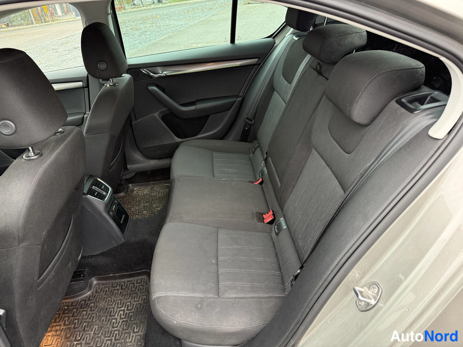 Beige Skoda Octavia 2017, takaistuimet, kuva 8