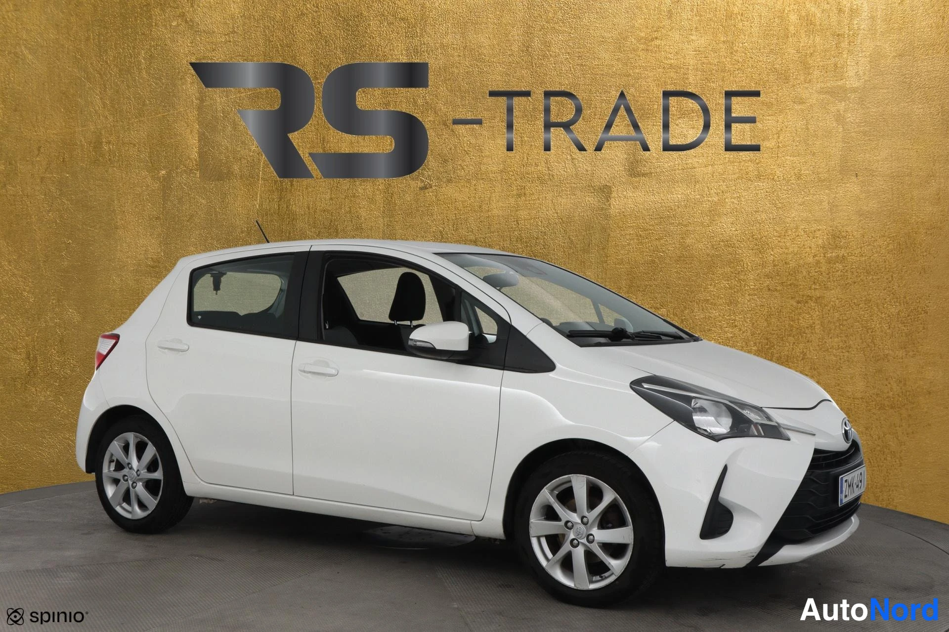 Valkoinen Toyota Yaris 2018, etuviisto, keula oikealle, kuva 2