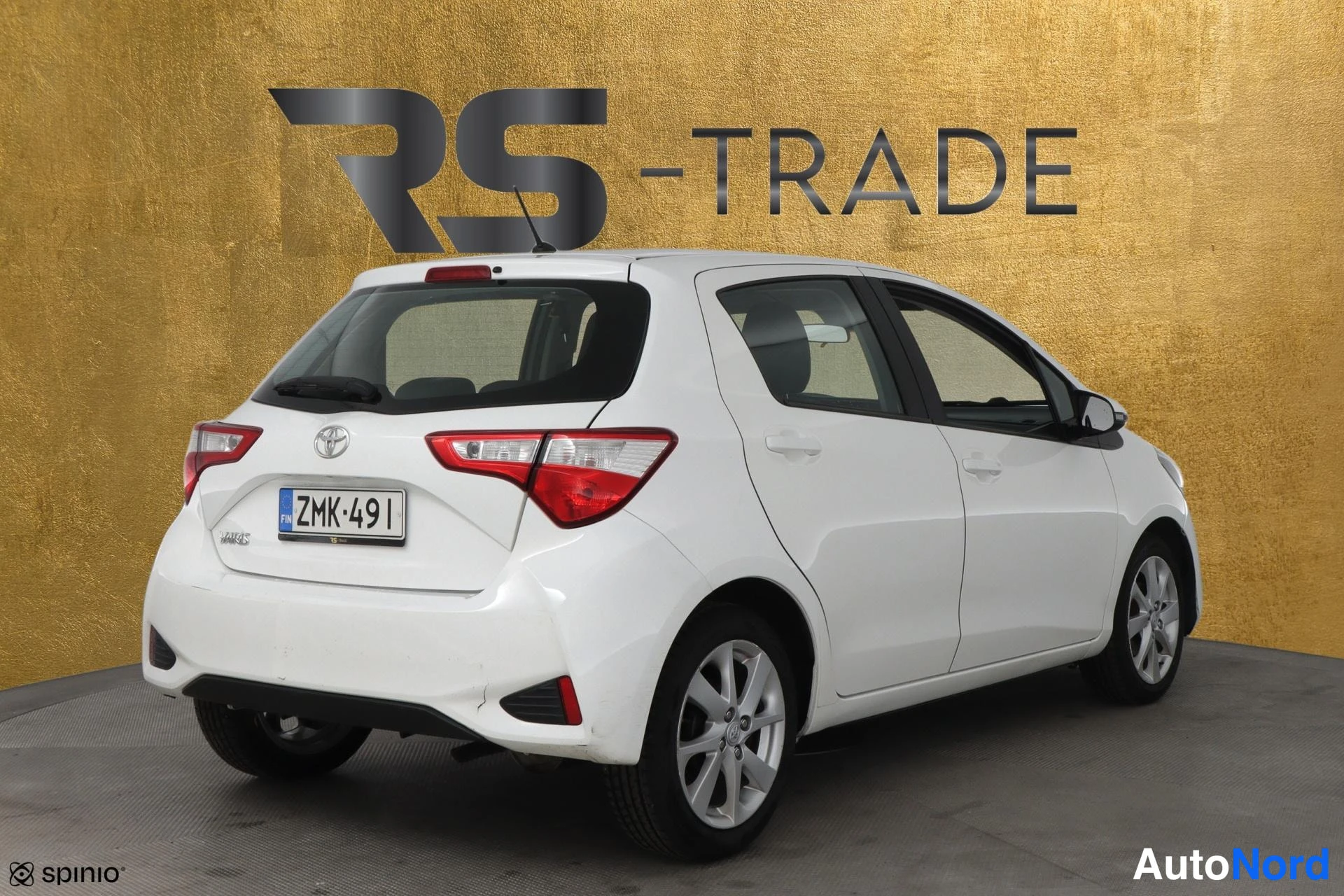 Valkoinen Toyota Yaris 2018, takaviisto, kuva 4