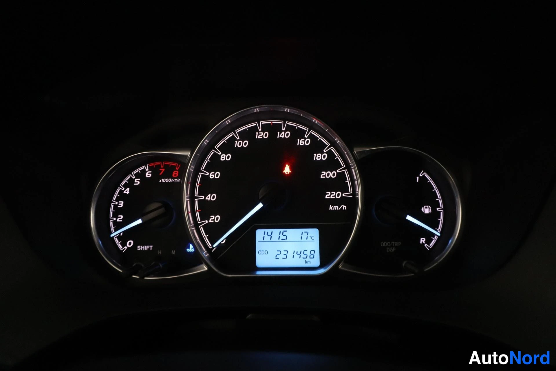 Valkoinen Toyota Yaris 2018, yksityiskohta, kuva 12