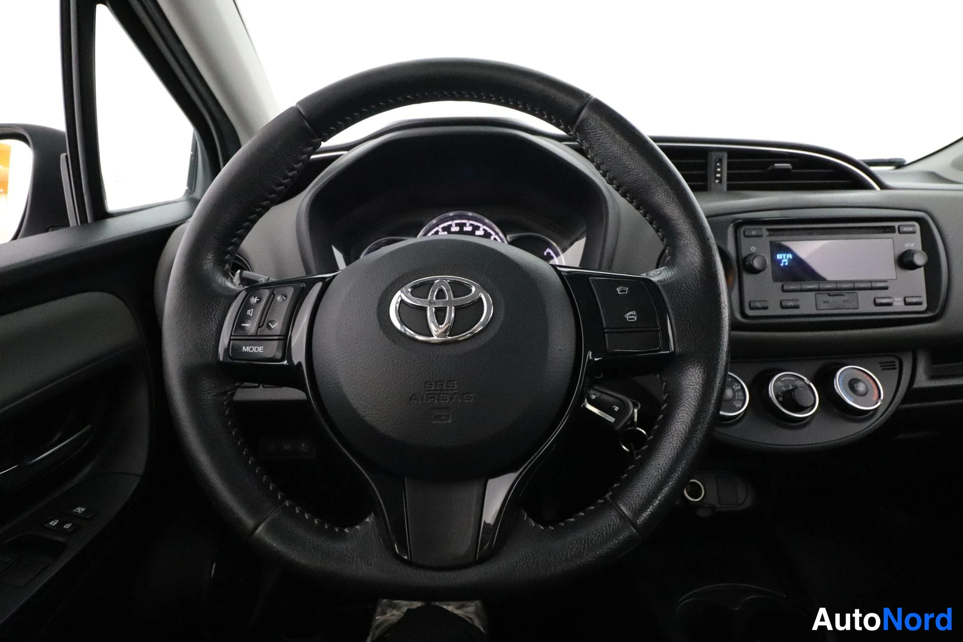 Valkoinen Toyota Yaris 2018, yksityiskohta, kuva 13