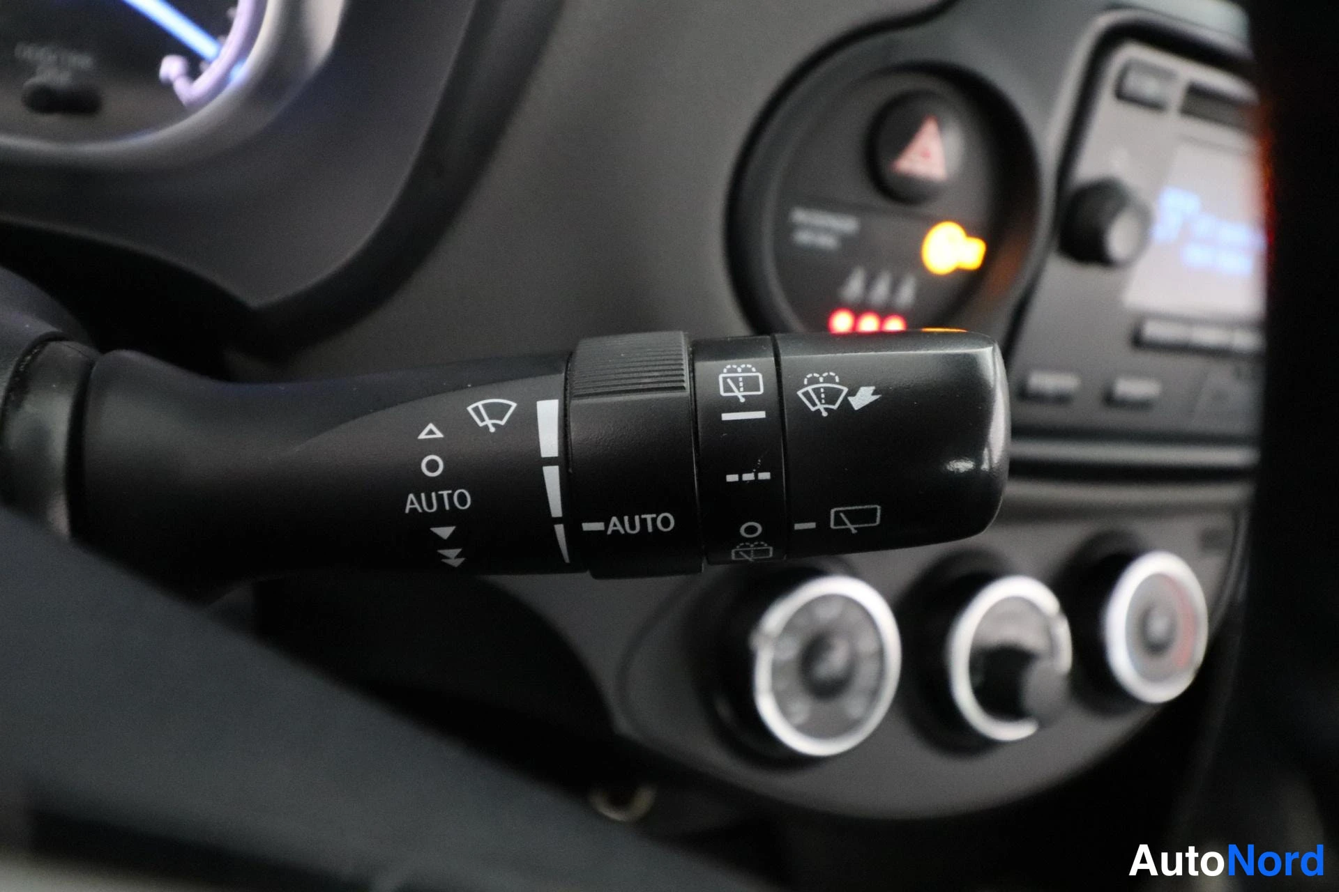 Valkoinen Toyota Yaris 2018, yksityiskohta, kuva 16