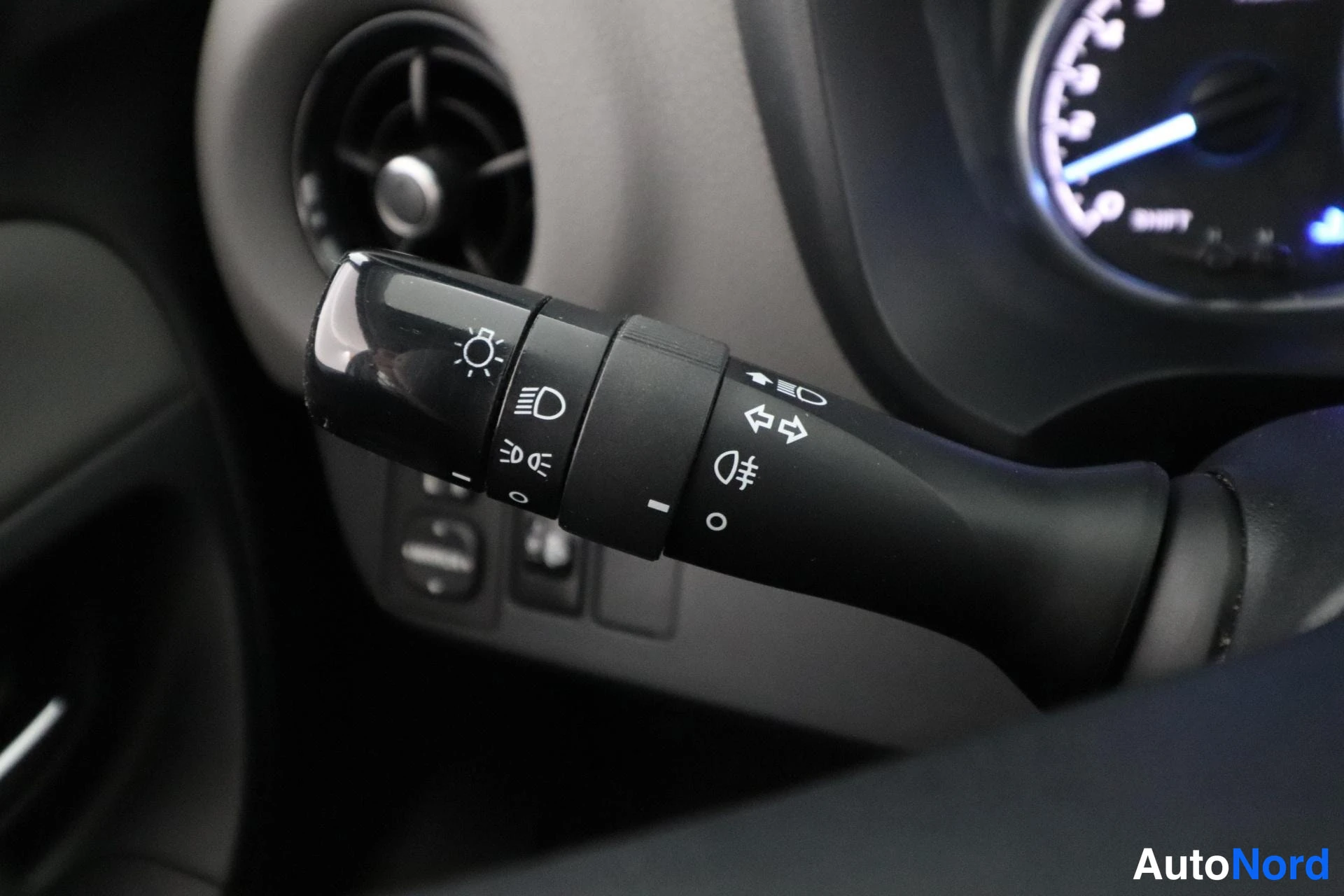 Valkoinen Toyota Yaris 2018, yksityiskohta, kuva 17