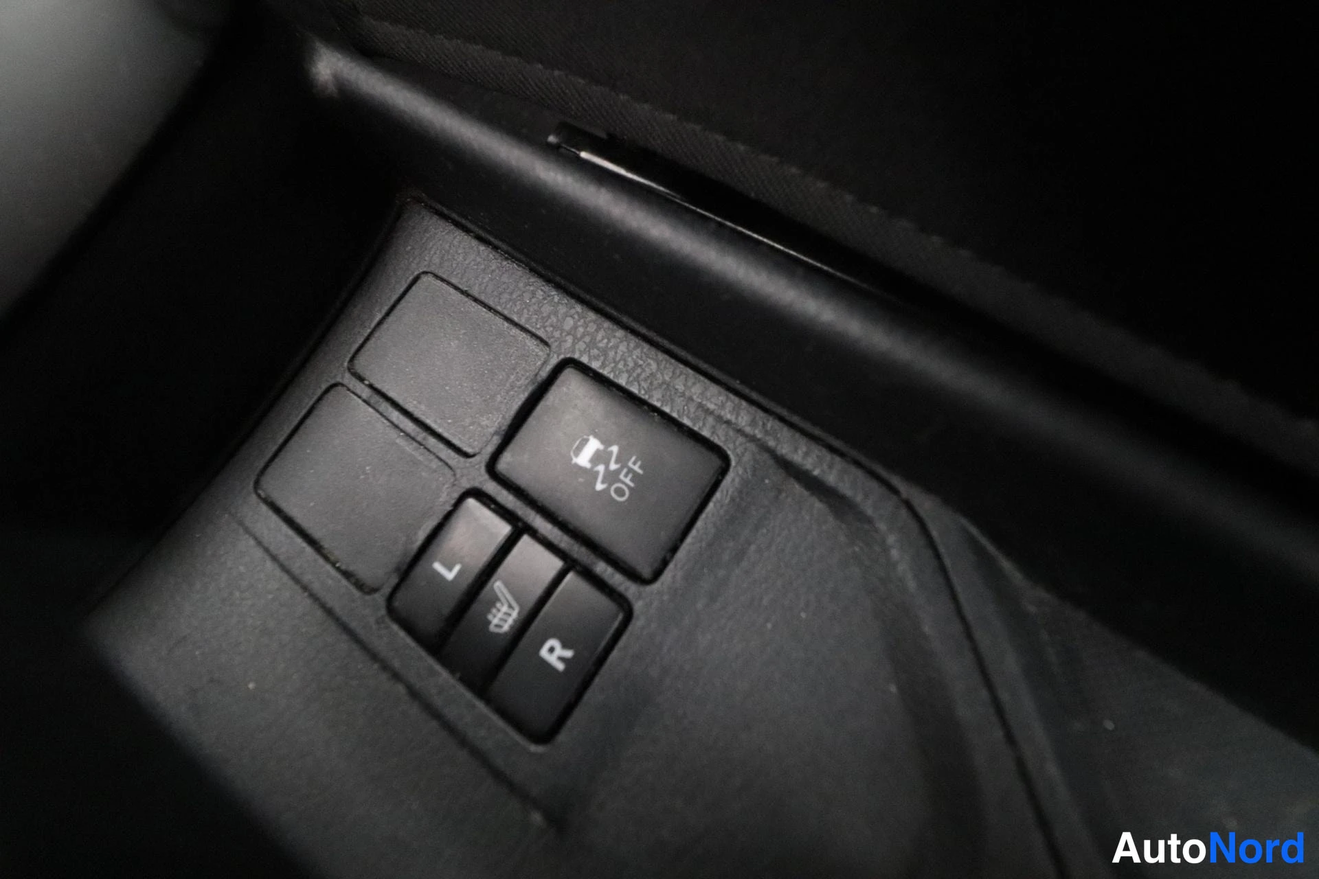 Valkoinen Toyota Yaris 2018, yksityiskohta, kuva 23