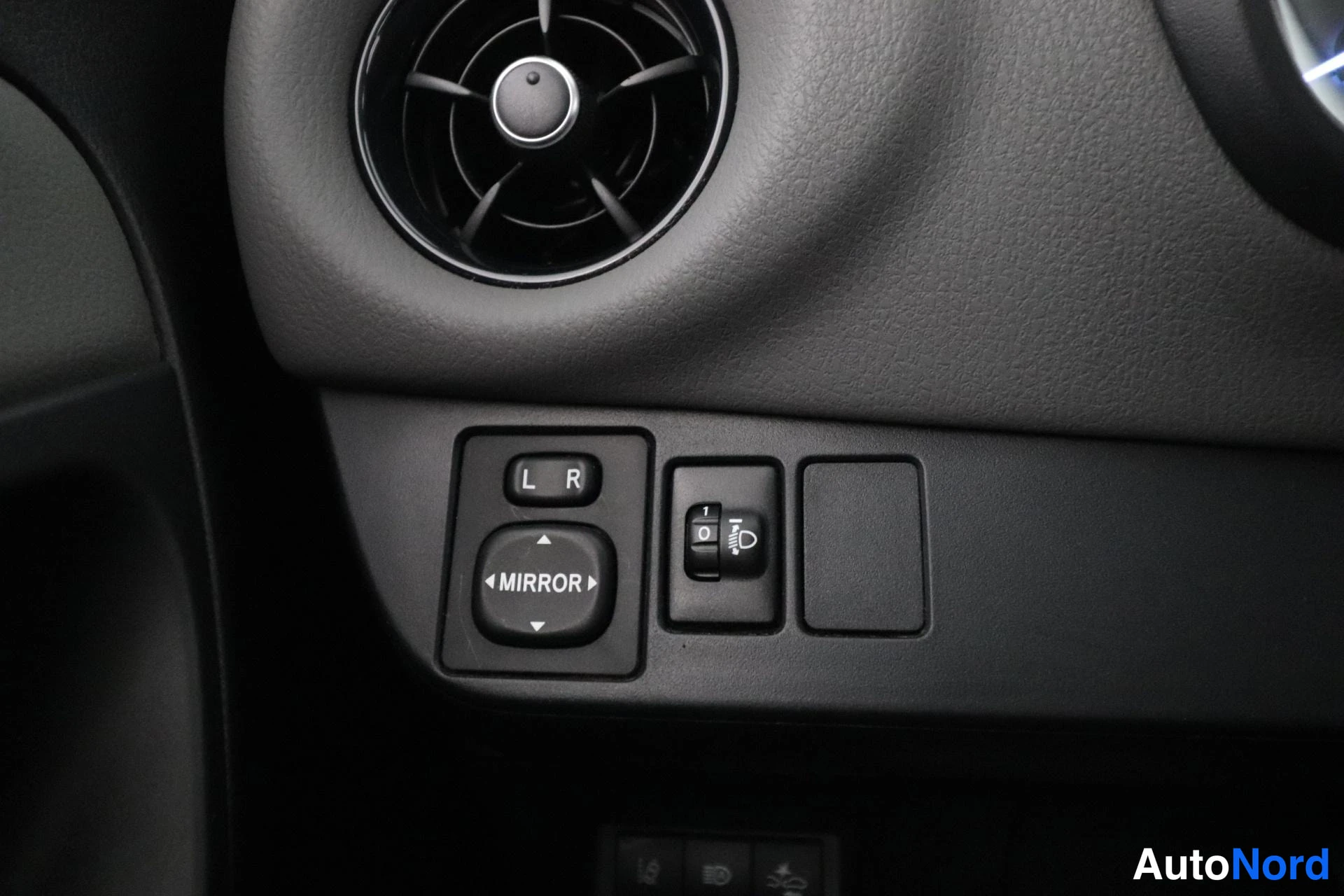 Valkoinen Toyota Yaris 2018, yksityiskohta, kuva 24