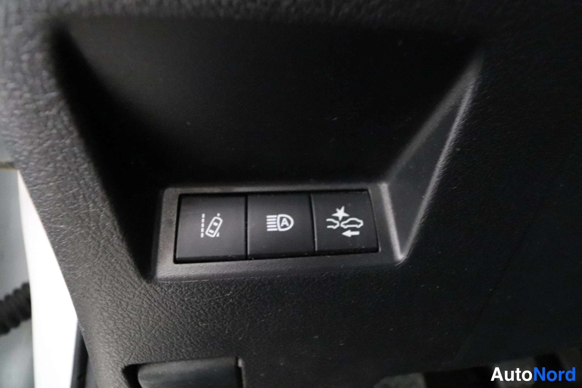 Valkoinen Toyota Yaris 2018, yksityiskohta, kuva 25