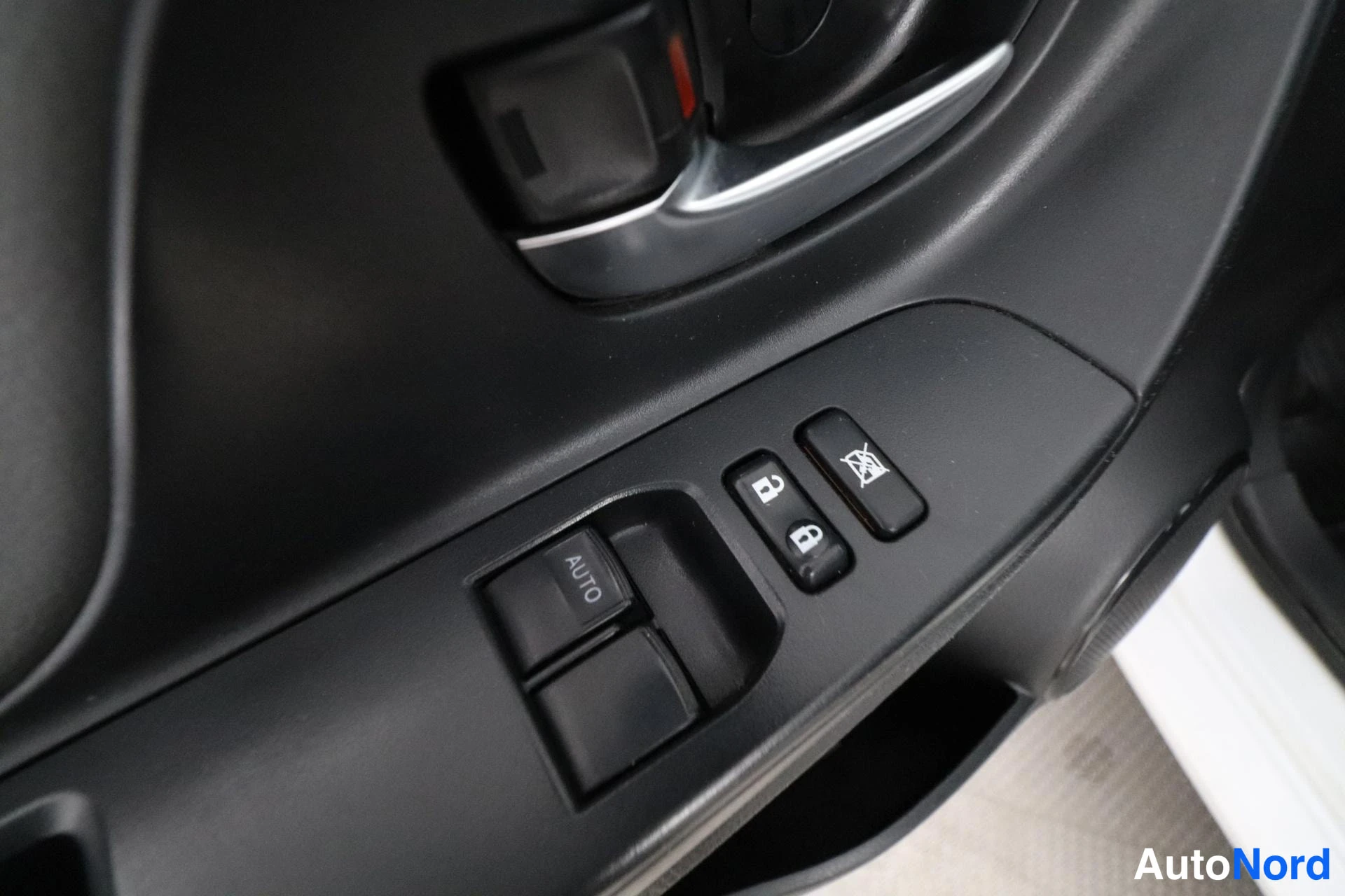 Valkoinen Toyota Yaris 2018, yksityiskohta, kuva 22