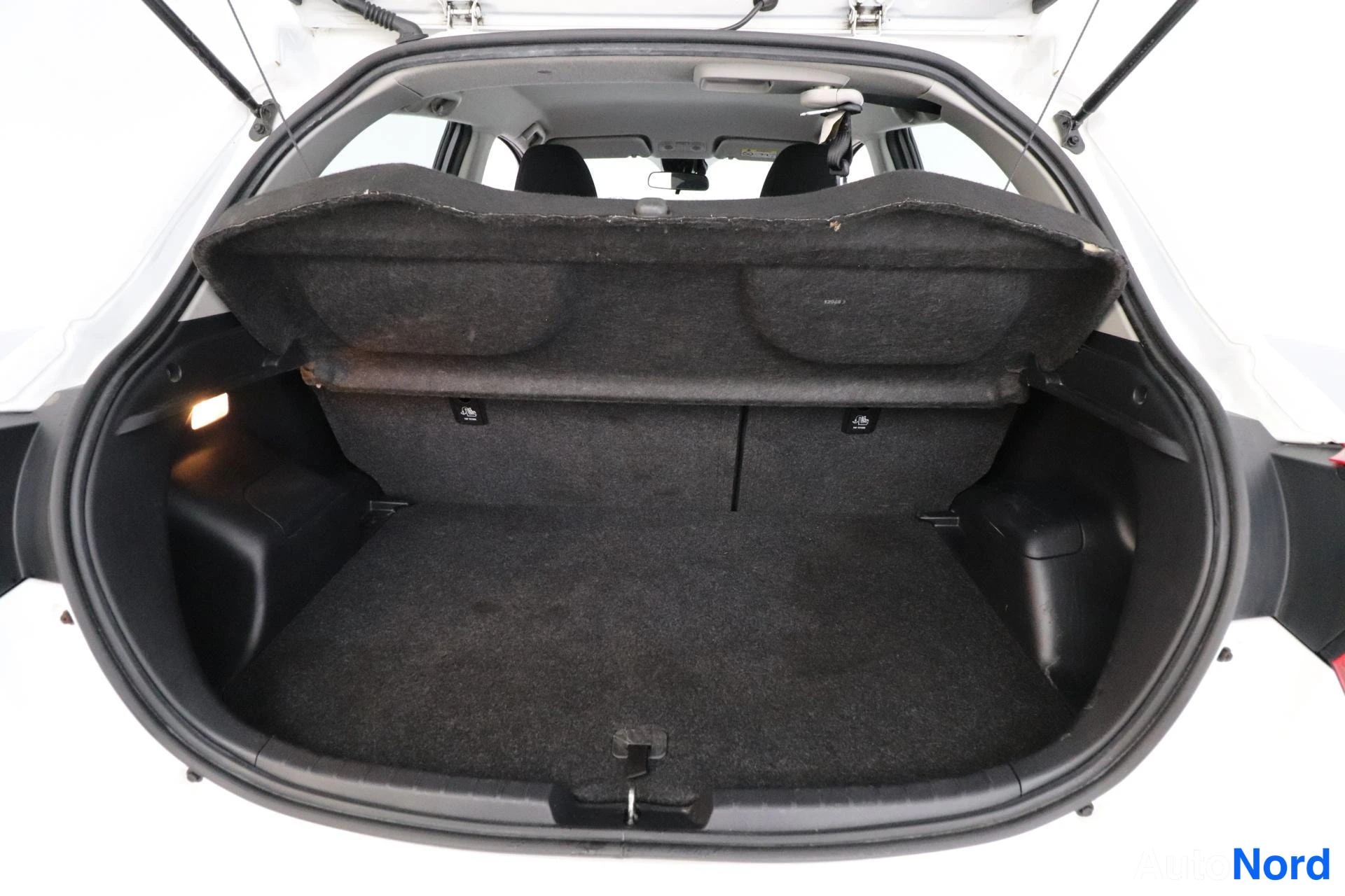 Valkoinen Toyota Yaris 2018, tavaratila, kuva 11