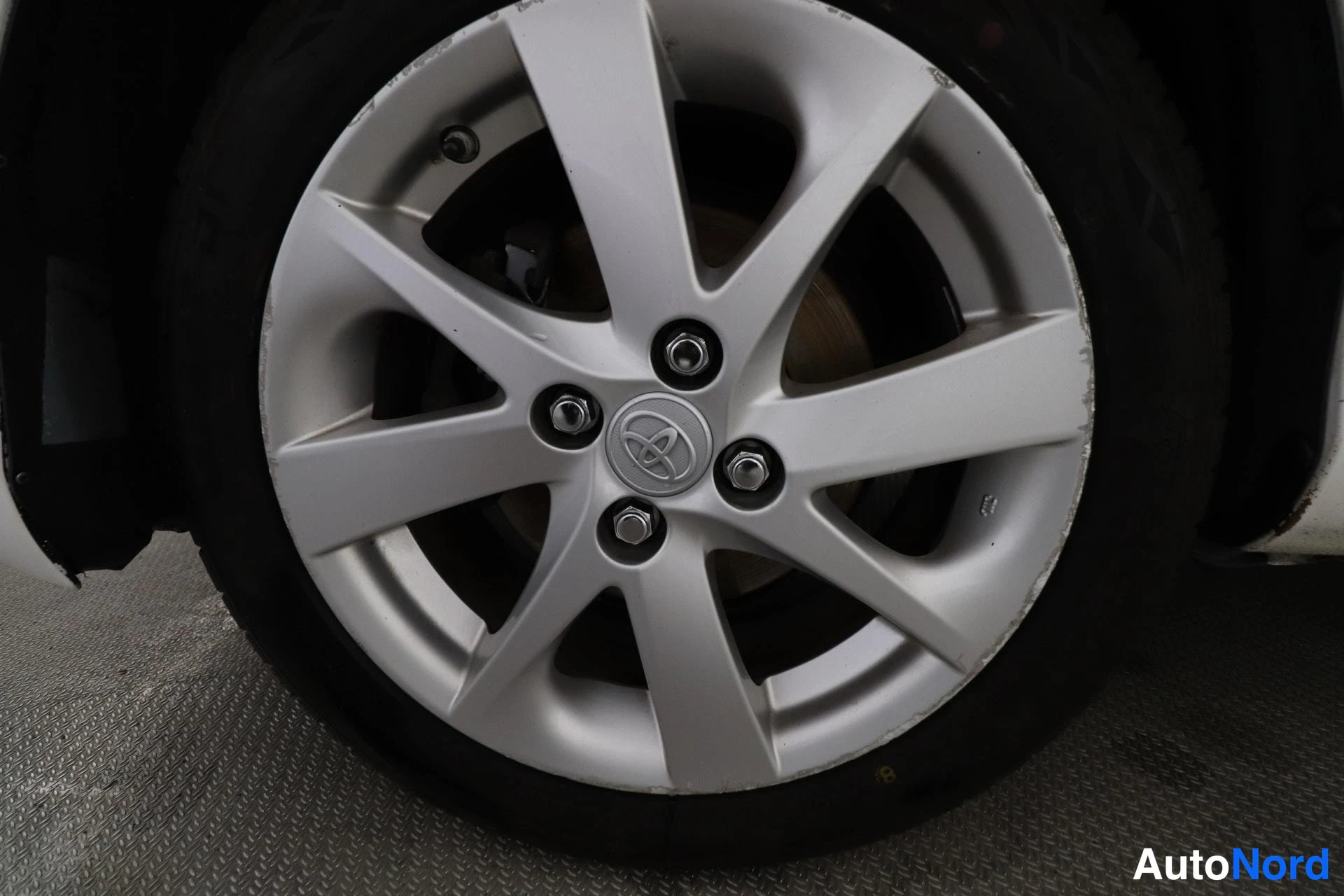 Valkoinen Toyota Yaris 2018, yksityiskohta, kuva 26