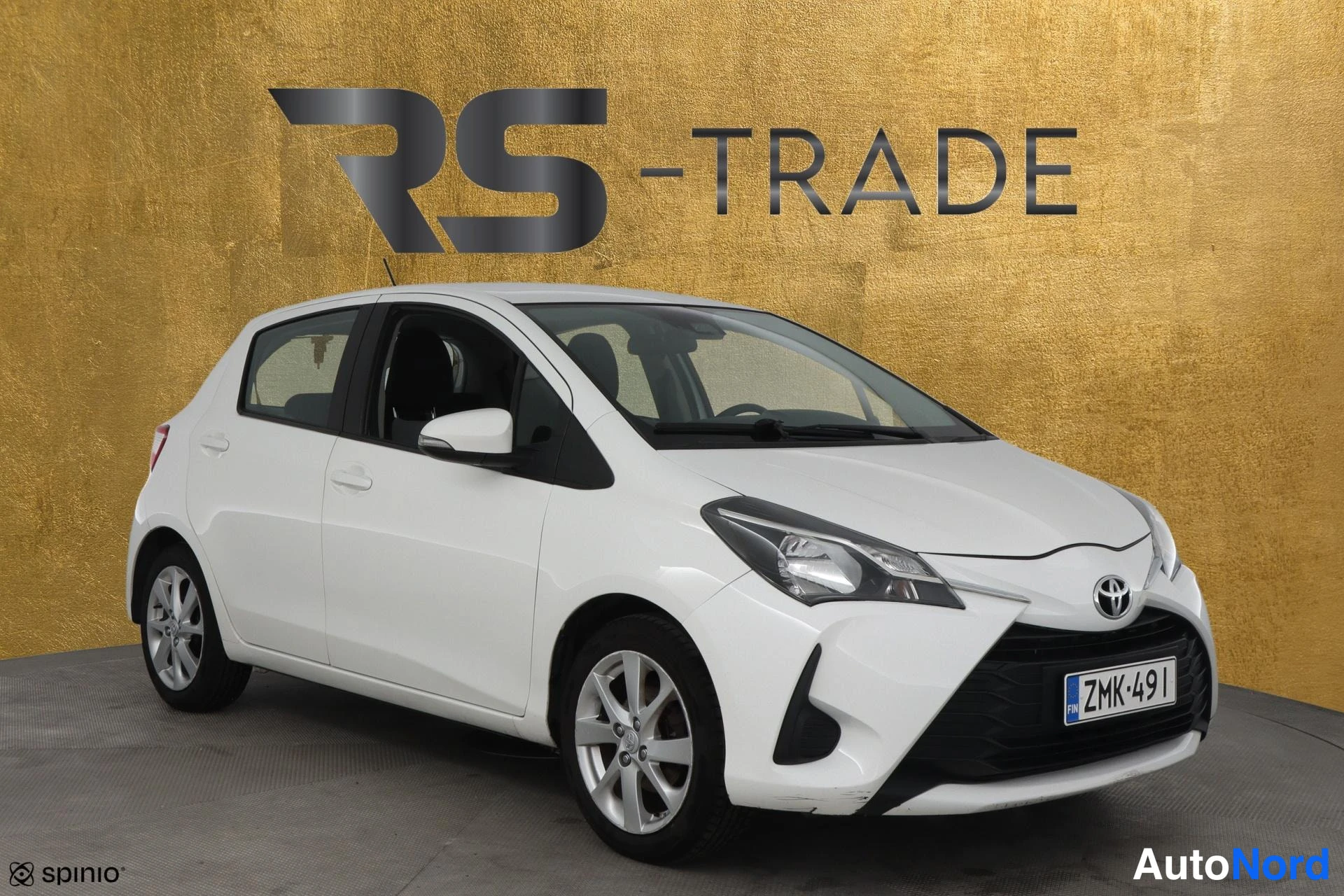 Valkoinen Toyota Yaris 2018, etuviisto, keula oikealle, kuva 3