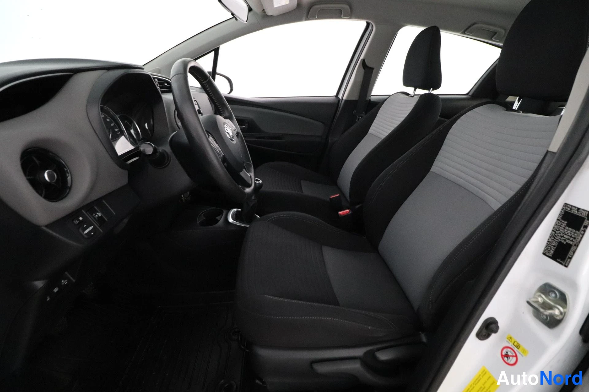 Valkoinen Toyota Yaris 2018, kuva 27