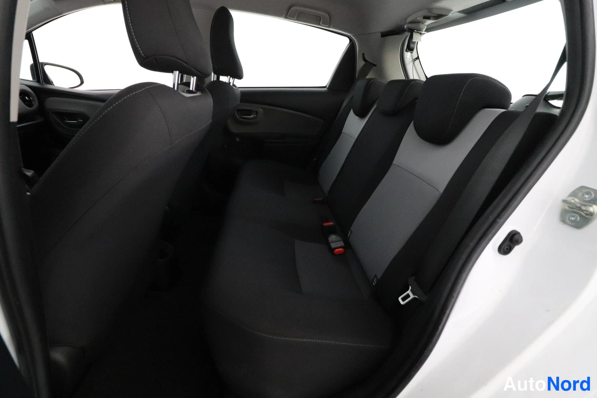 Valkoinen Toyota Yaris 2018, takaistuimet, kuva 9