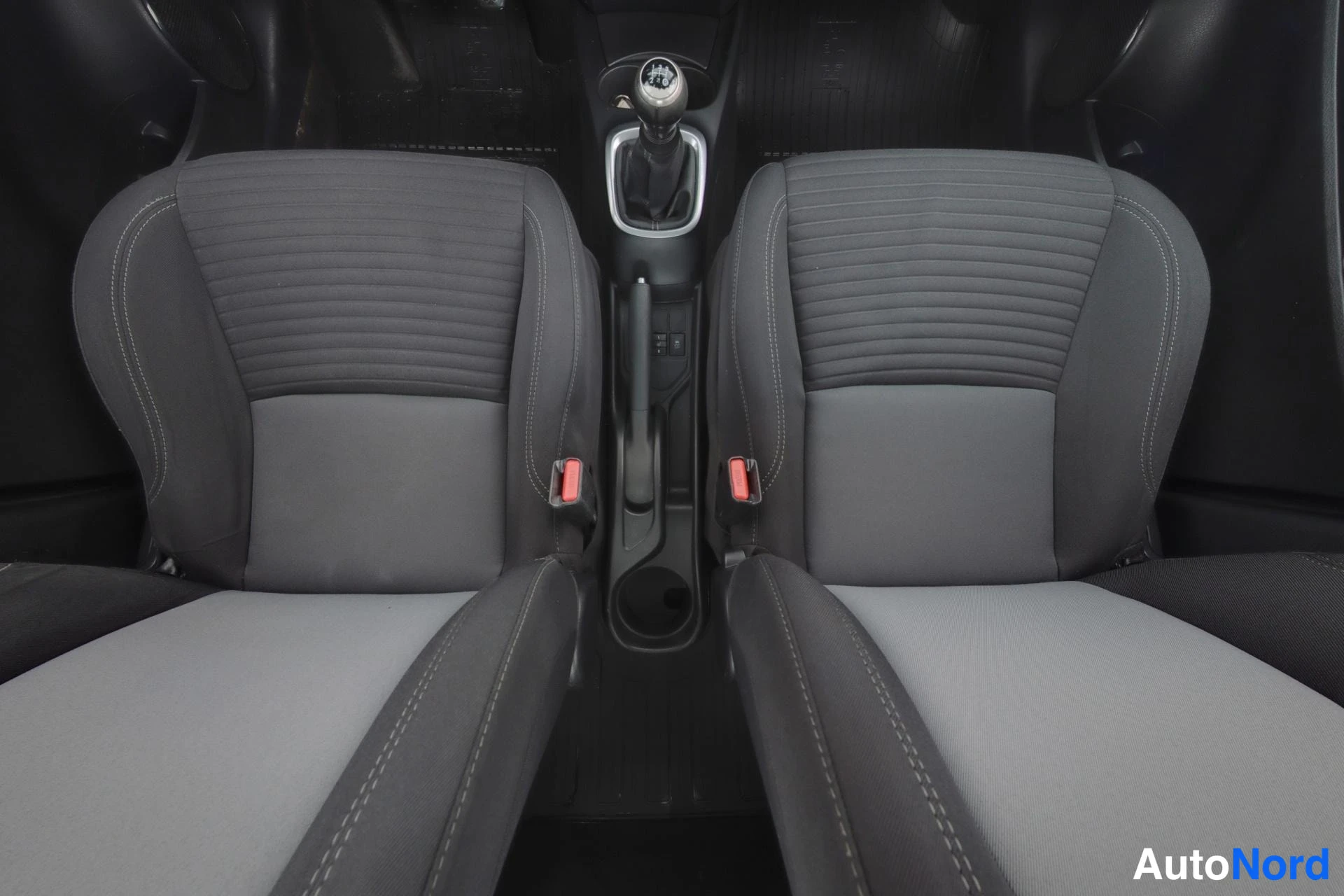 Valkoinen Toyota Yaris 2018, takaistuimet, kuva 10