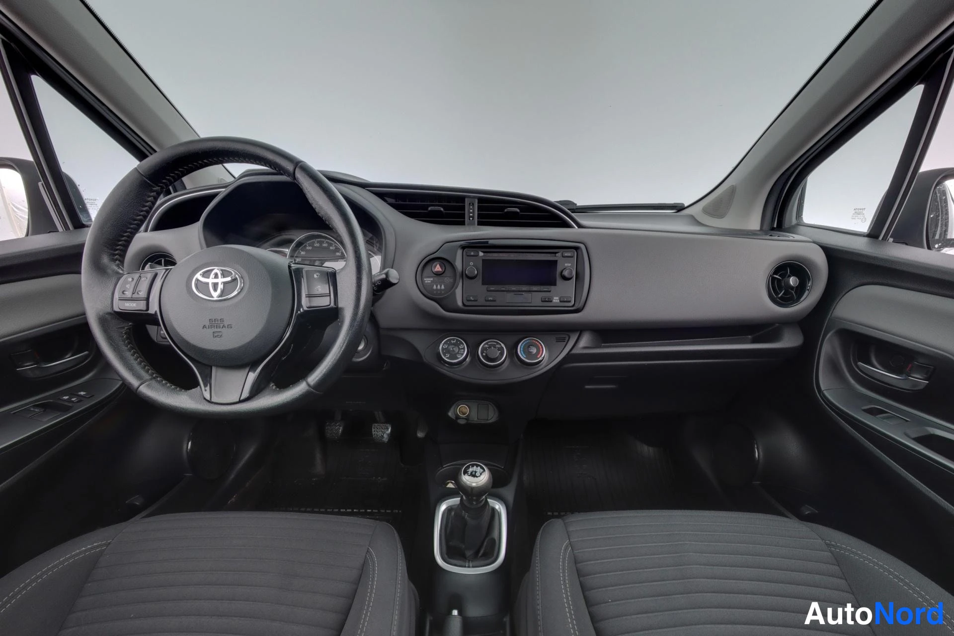 Valkoinen Toyota Yaris 2018, ohjaamo, kuva 7