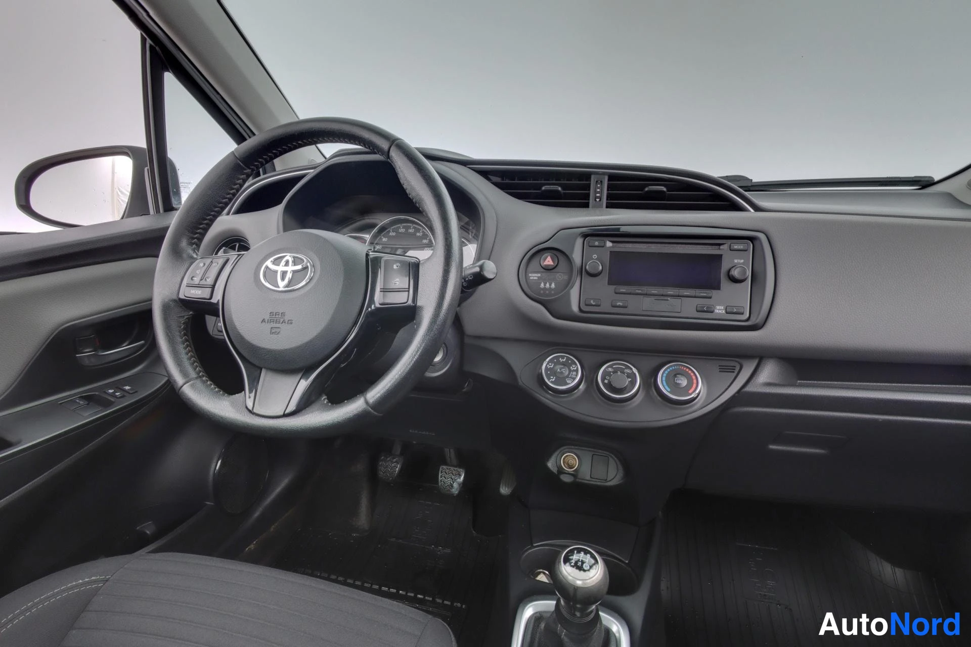 Valkoinen Toyota Yaris 2018, ohjaamo, kuva 8