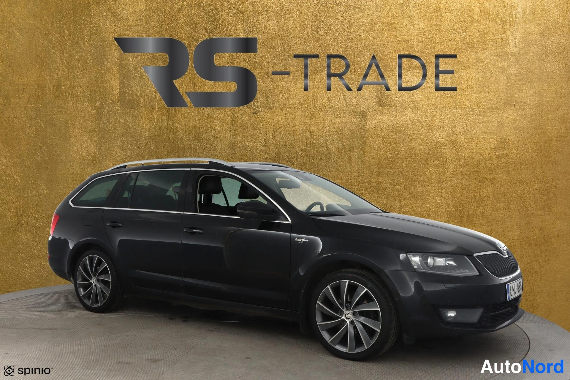Musta Skoda Octavia 2015, etuviisto, keula oikealle, kuva 2