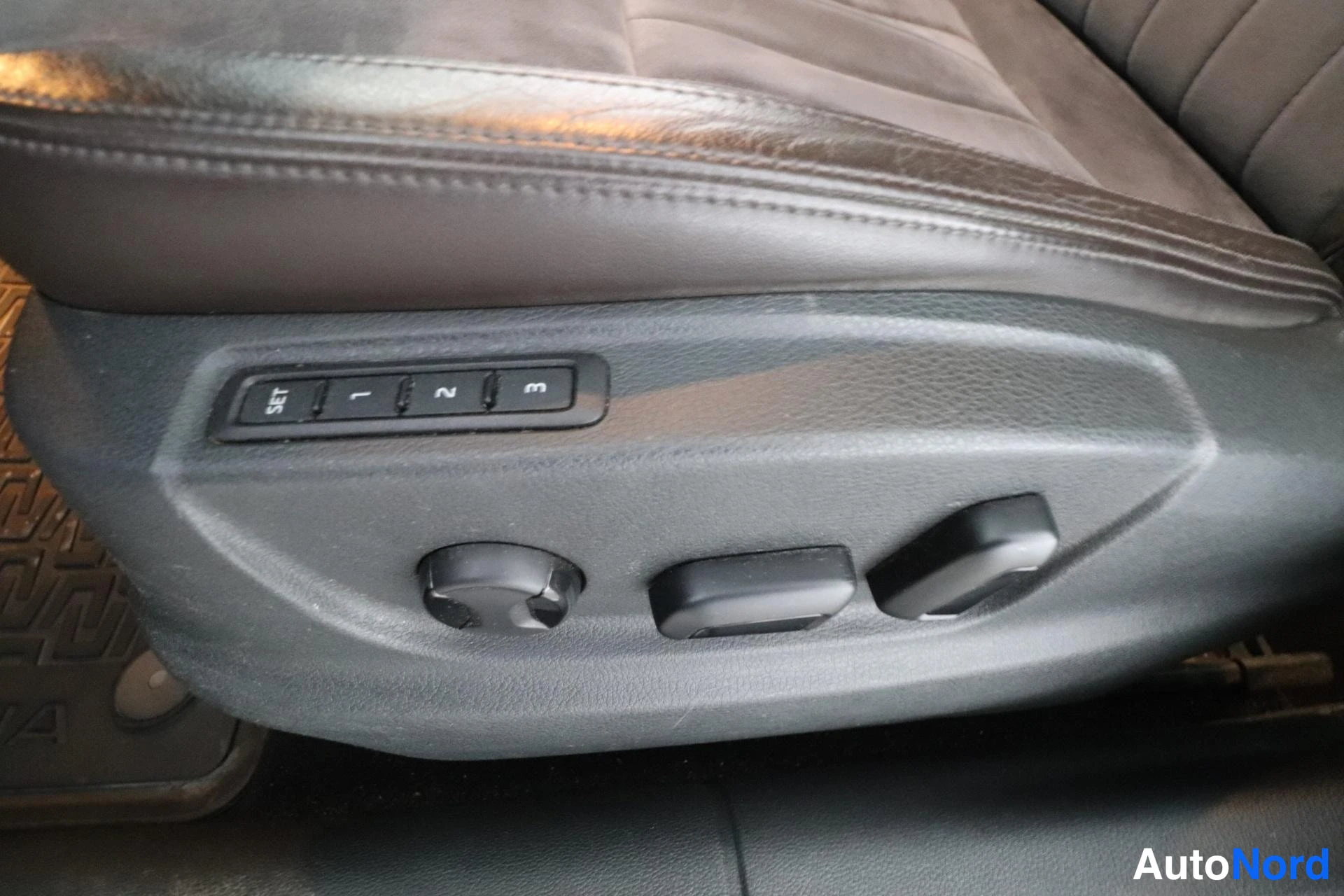 Musta Skoda Octavia 2015, yksityiskohta, kuva 14