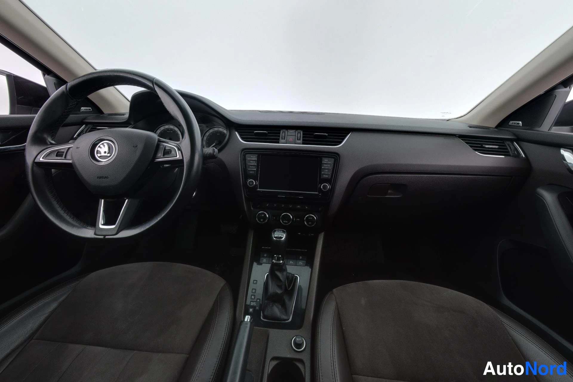 Musta Skoda Octavia 2015, ohjaamo, kuva 8