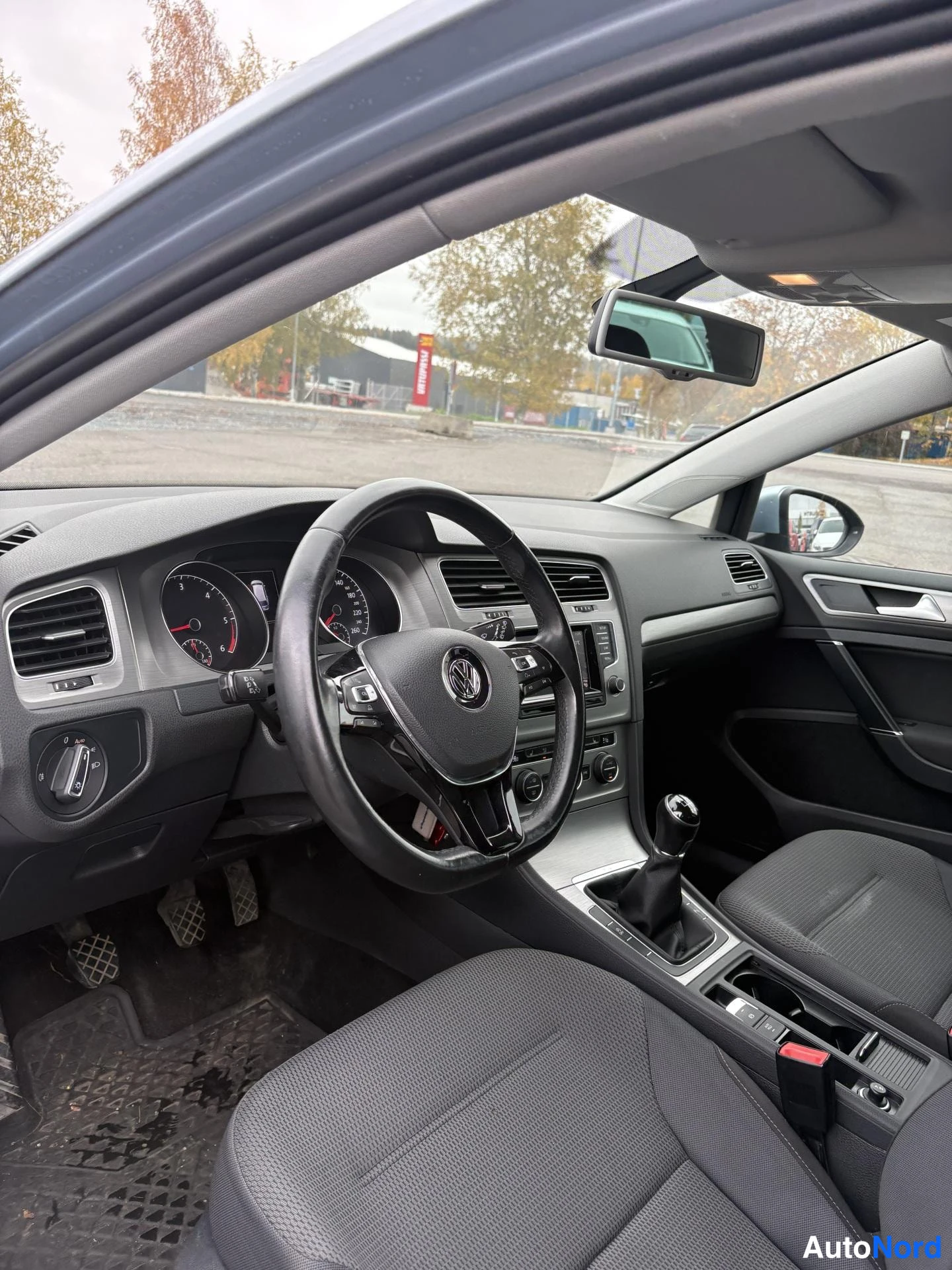 Blå Volkswagen Golf 2014, förarplats, bild 2