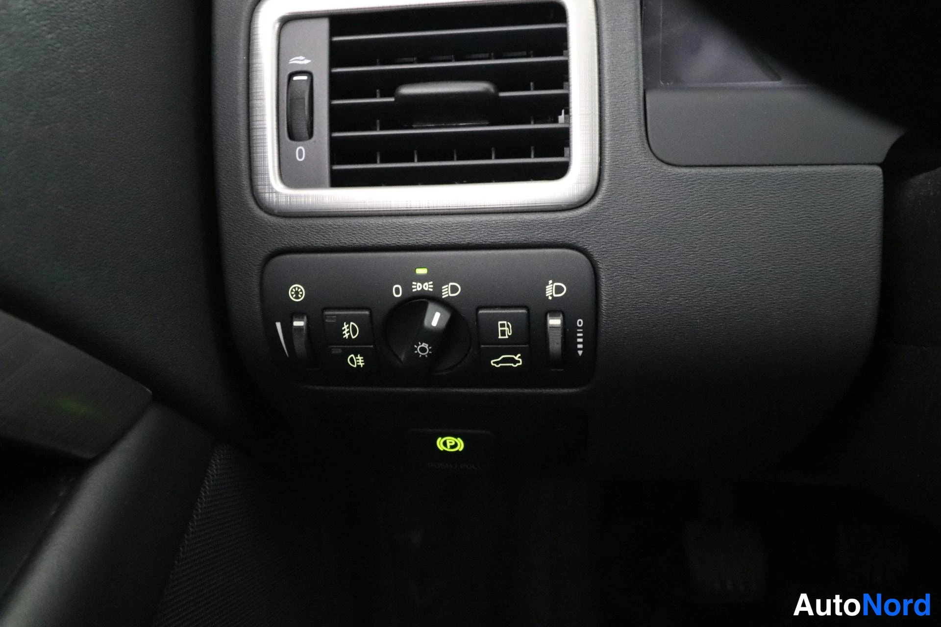 Hopea Volvo V70 2010, yksityiskohta, kuva 24