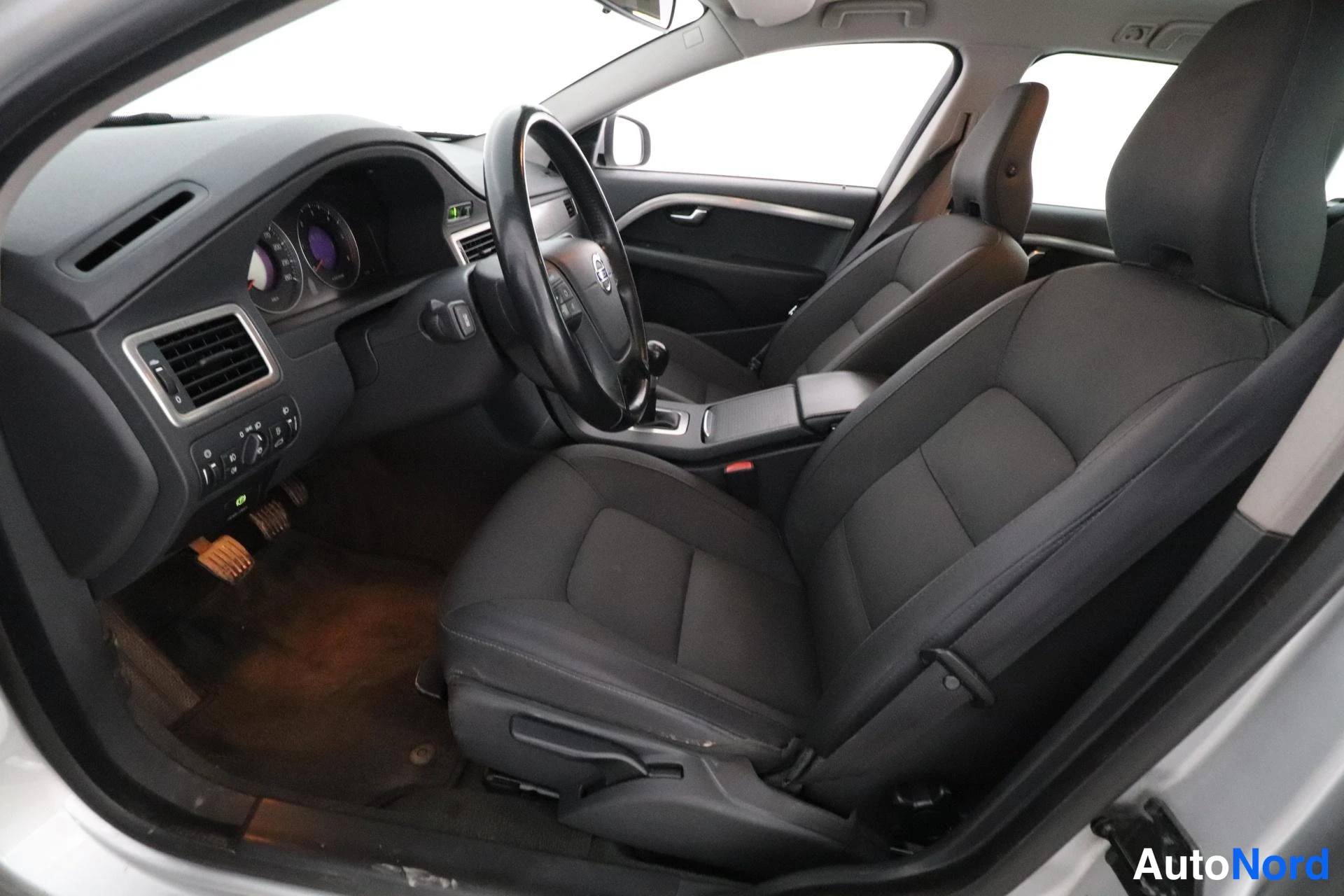Hopea Volvo V70 2010, etuistuimet, kuva 9