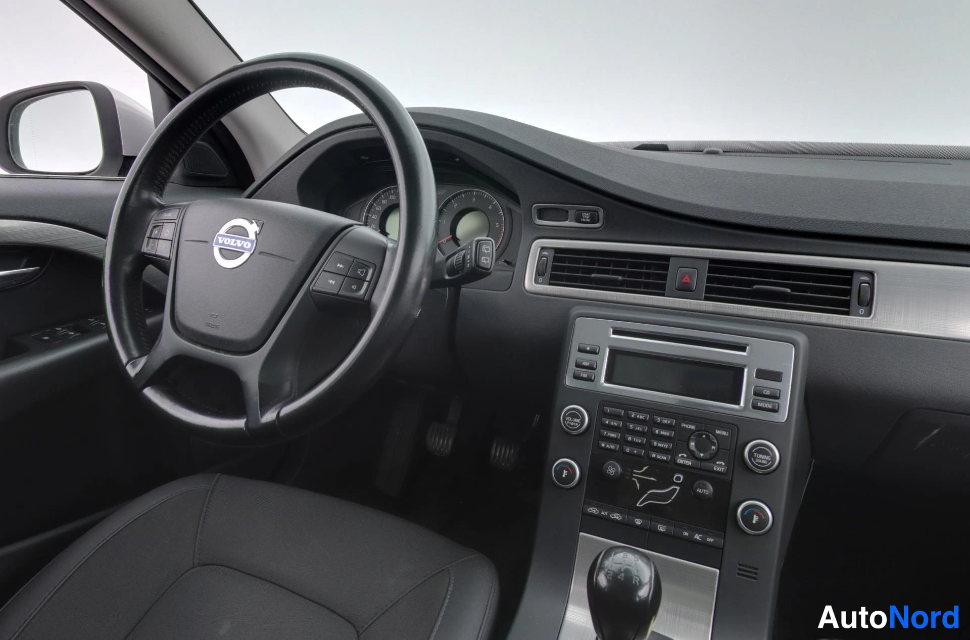 Hopea Volvo V70 2010, ohjaamo, kuva 8