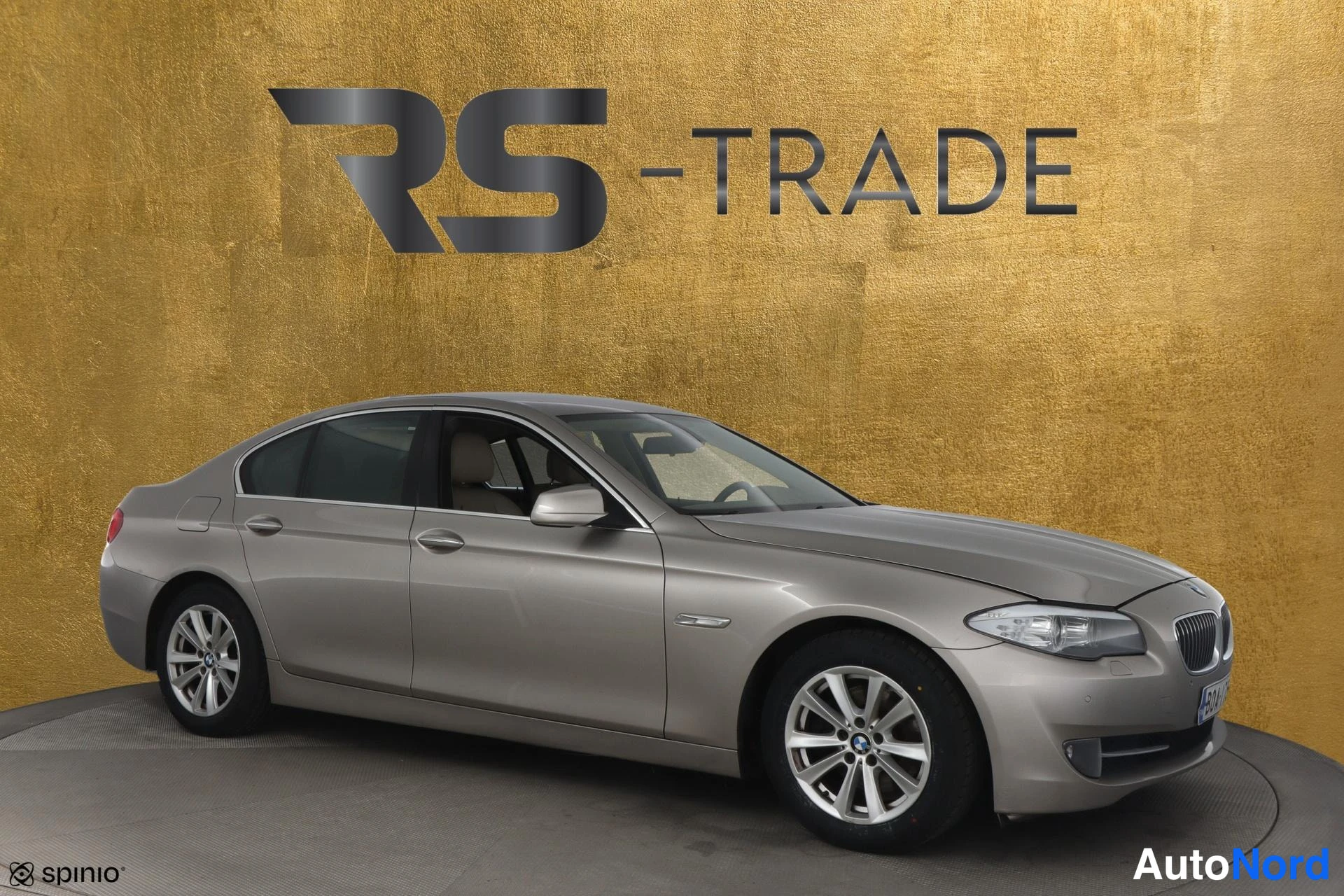 Beige BMW 520d 2010, etuviisto, keula oikealle, kuva 2