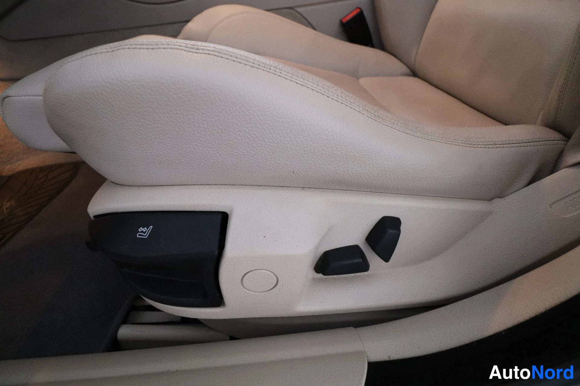 Beige BMW 520d 2010, yksityiskohta, kuva 14