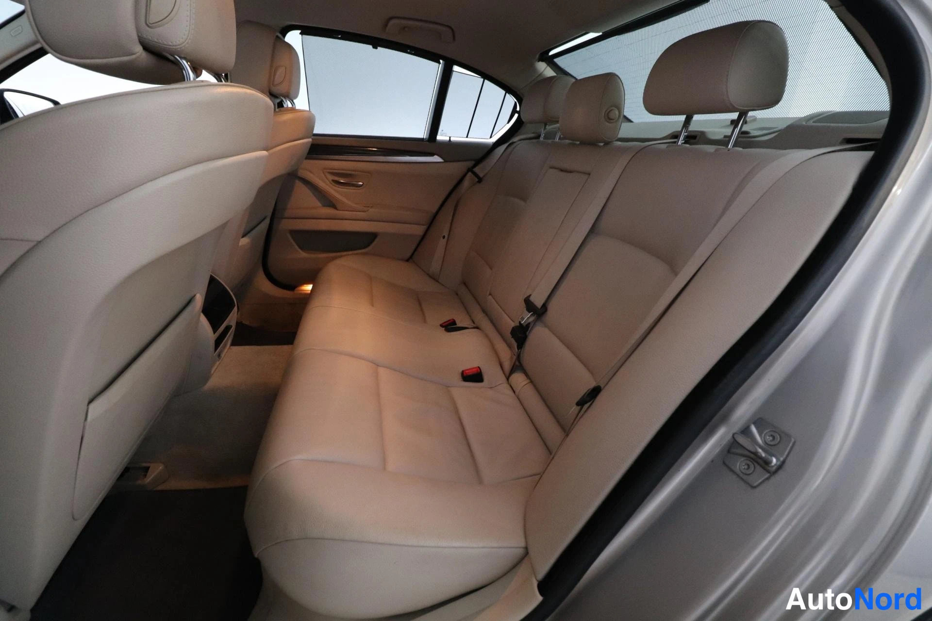 Beige BMW 520d 2010, takaistuimet, kuva 12