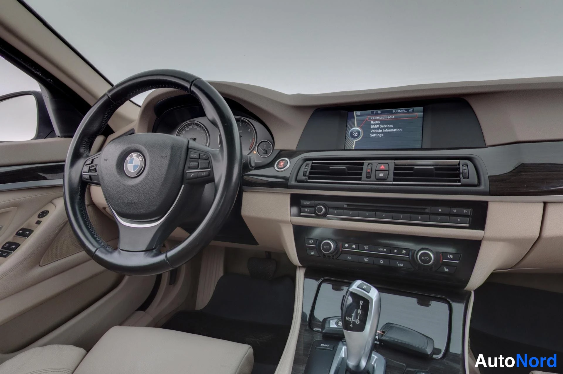 Beige BMW 520d 2010, ohjaamo, kuva 9