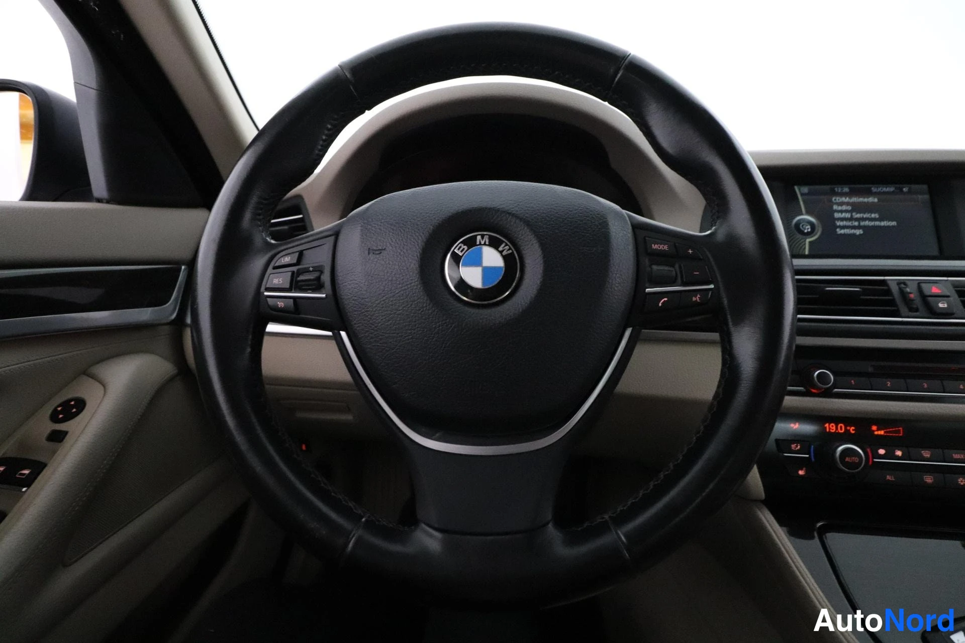 Beige BMW 520d 2010, ohjaamo, kuva 10
