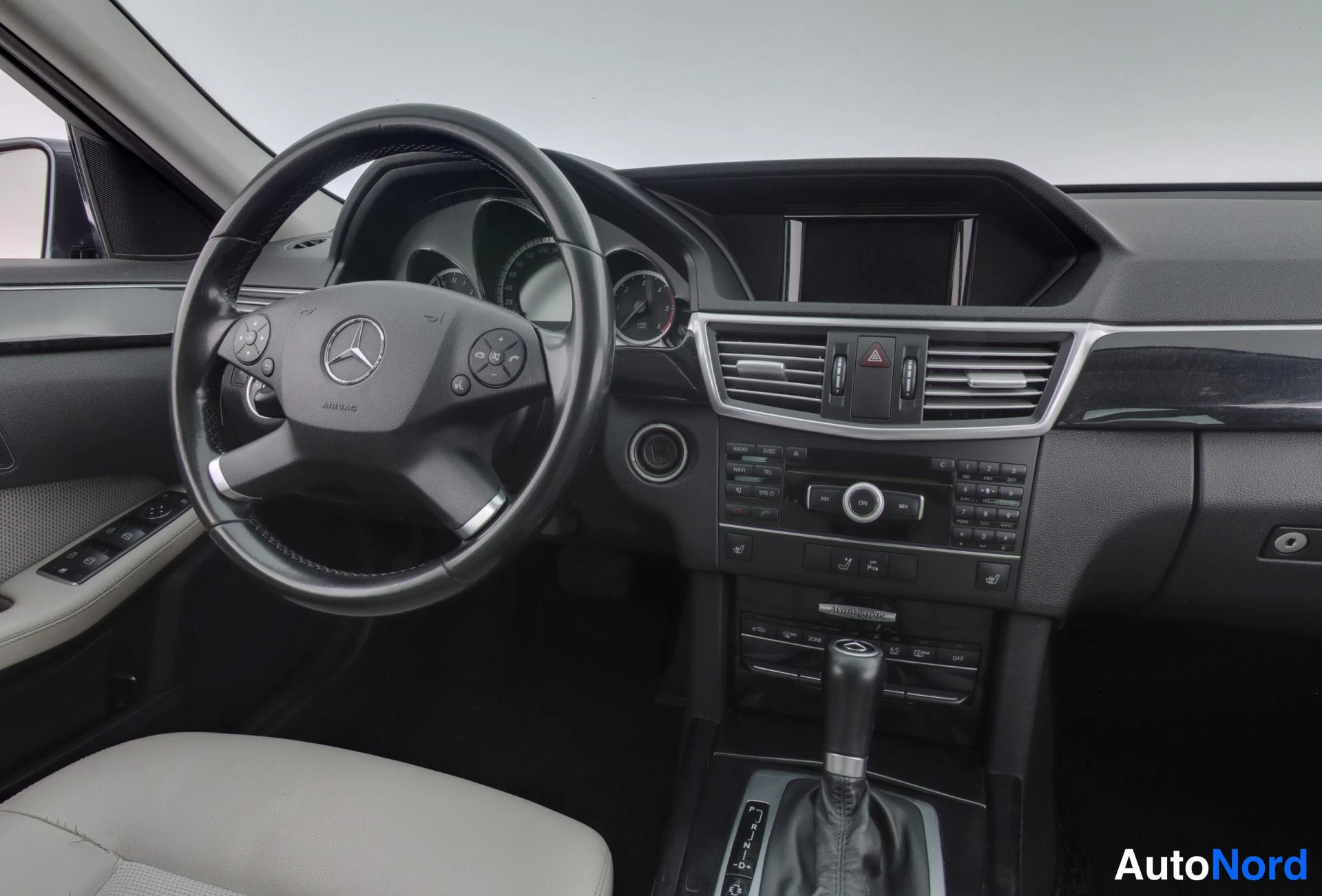 Harmaa Mercedes-Benz E 2010, ohjaamo, kuva 8