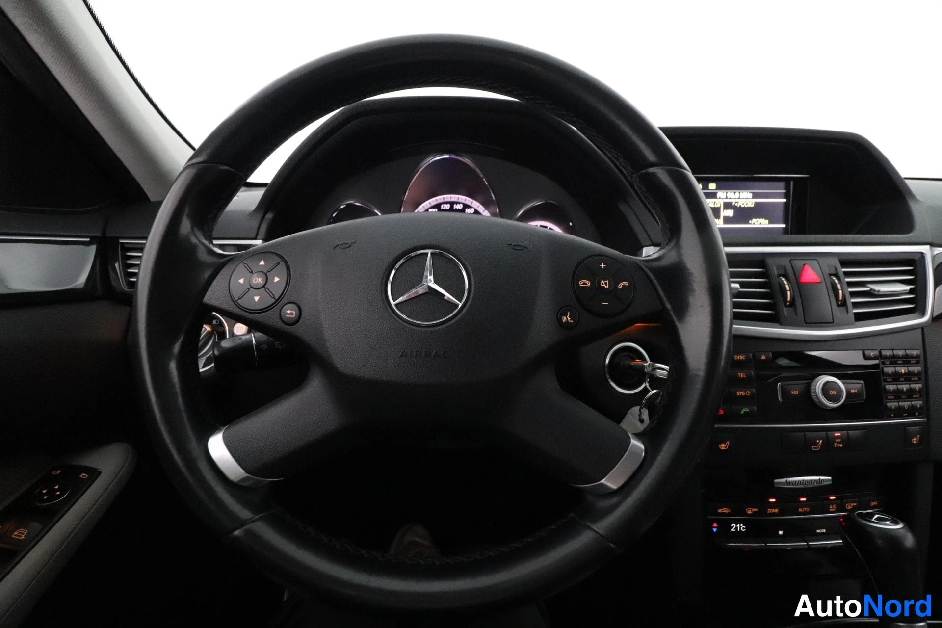 Harmaa Mercedes-Benz E 2010, ohjaamo, kuva 9