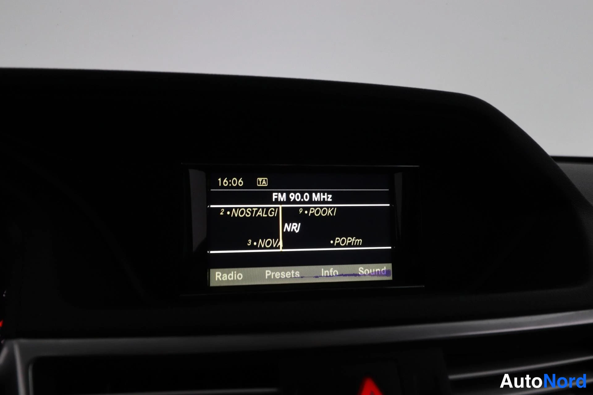Harmaa Mercedes-Benz E 2010, yksityiskohta, kuva 19