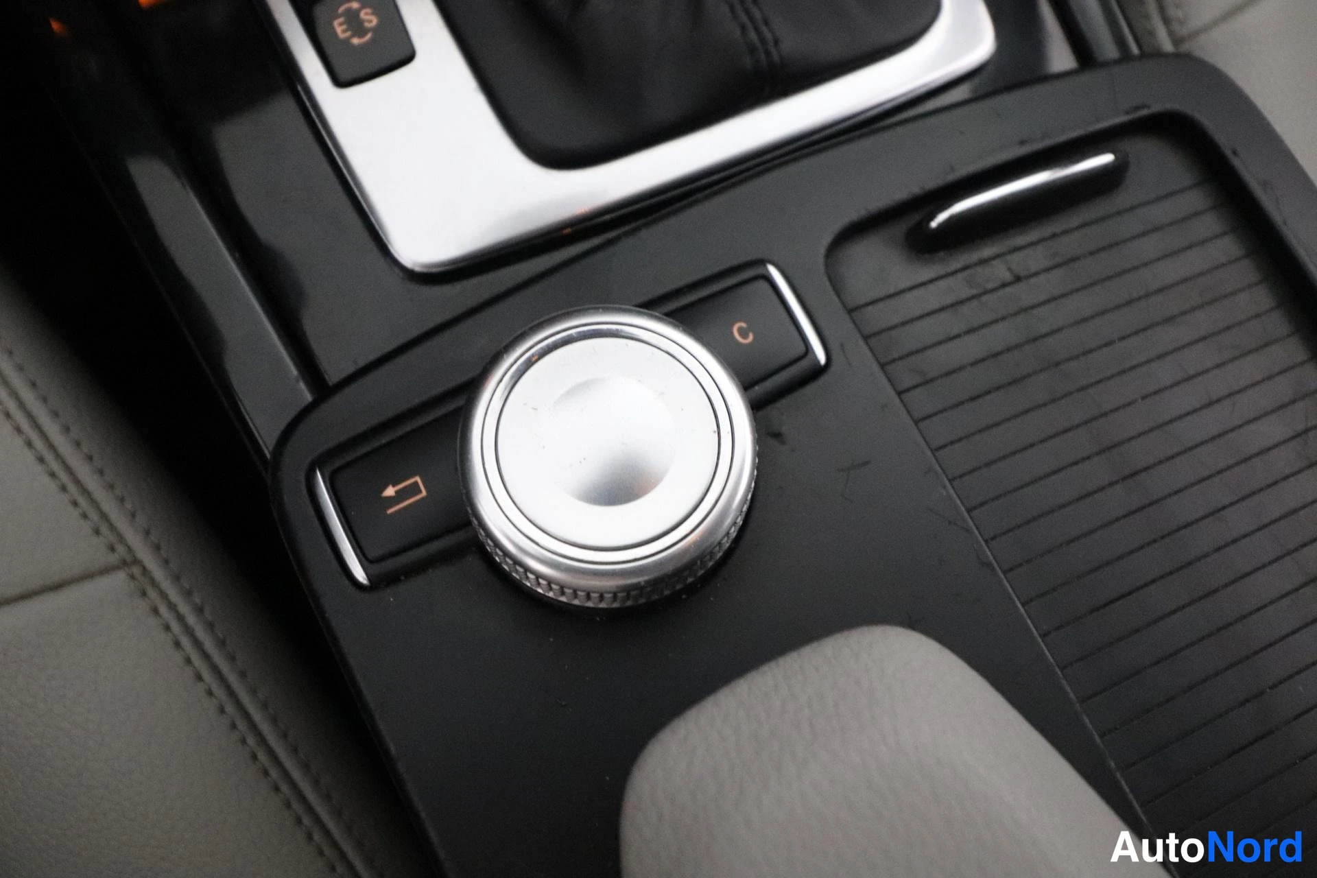 Harmaa Mercedes-Benz E 2010, yksityiskohta, kuva 25