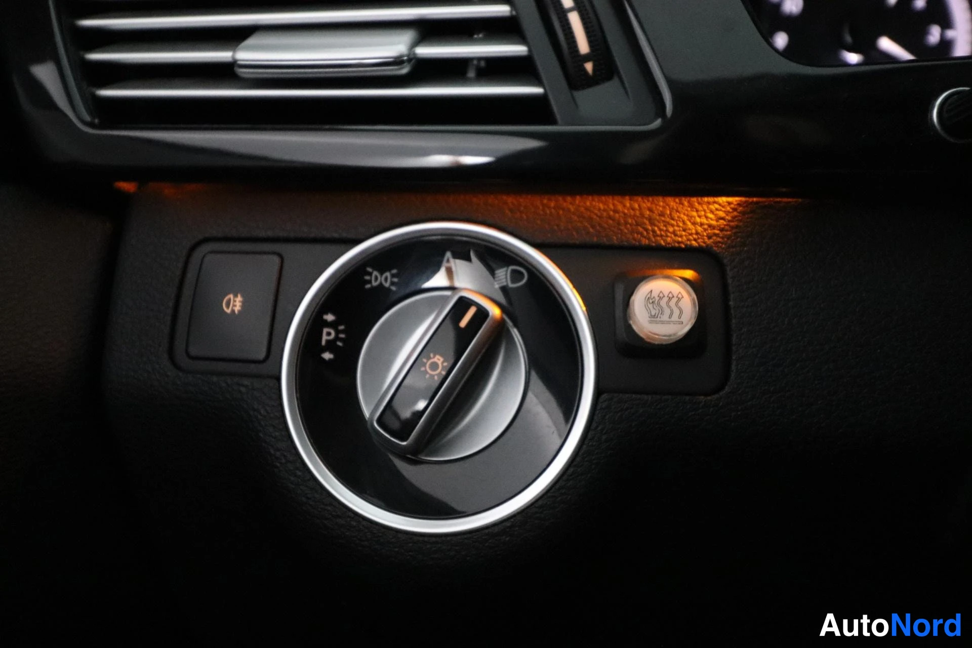 Harmaa Mercedes-Benz E 2010, yksityiskohta, kuva 32