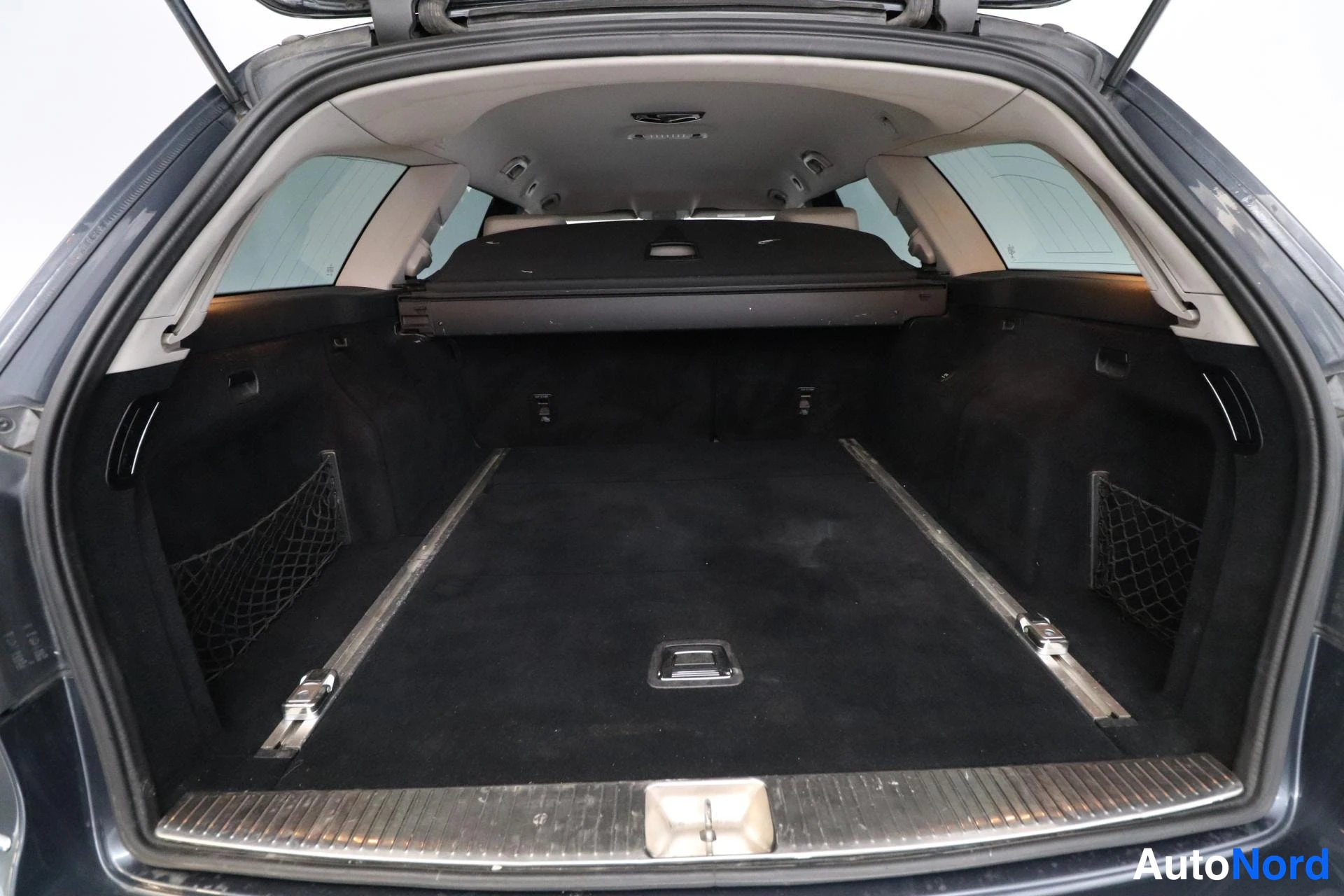 Harmaa Mercedes-Benz E 2010, tavaratila, kuva 13