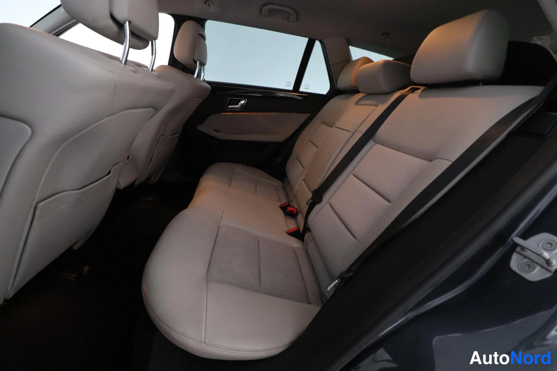 Harmaa Mercedes-Benz E 2010, takaistuimet, kuva 12